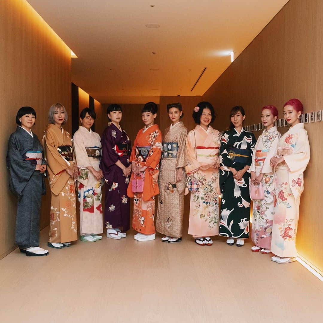 AMIさんのインスタグラム写真 - (AMIInstagram)「先日 @mademoiselle_yulia ちゃんの kimono WORKSHOPに参加してきました🤍ゆりあちゃんが丁寧に着物の着付け方を教えてくれてとっても楽しかったです。すごく難しかったけど初めて自分で着物を着る事が出来て嬉しかった👘 ゆりあちゃんがそれぞれの個性に合わせてコーディネートしてくれてそれもまた素敵で🥺💖 たのしいお勉強会でした✨ また絶対参加したいな🔥 ゆりあちゃん、ゆりあちゃんママ、 ご一緒させていただいた皆様ありがとうございました🙇‍♂️🤍  #TokyoEDITIONToranomon #東京エディション虎ノ門 #EditionHotels  @editionhotels  @ToranomonEDITION」10月27日 0時48分 - amixxamiaya