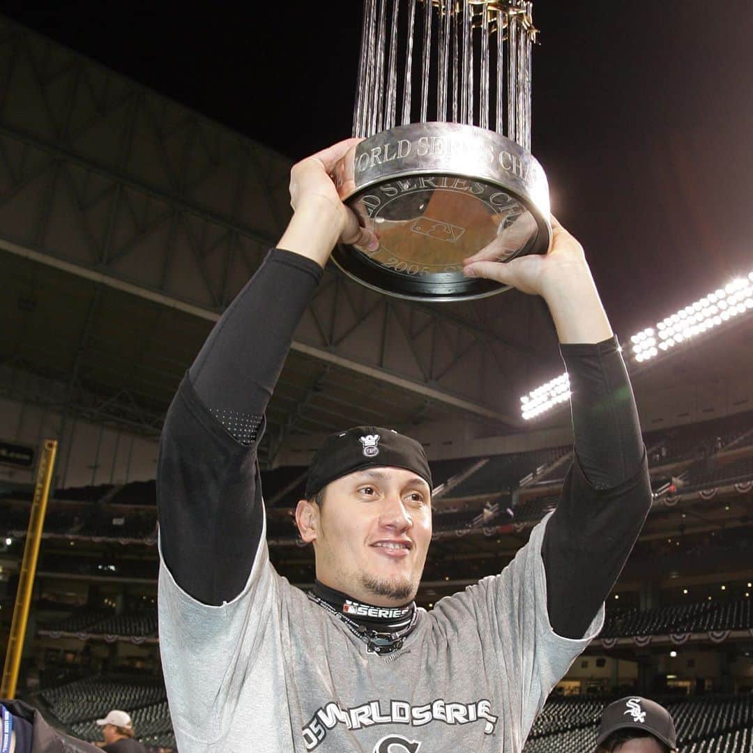 シカゴ・ホワイトソックスさんのインスタグラム写真 - (シカゴ・ホワイトソックスInstagram)「#OTD in 2005: the #WhiteSox  completed a 4-game sweep of the Houston Astros to win the World Series.」10月27日 0時52分 - whitesox