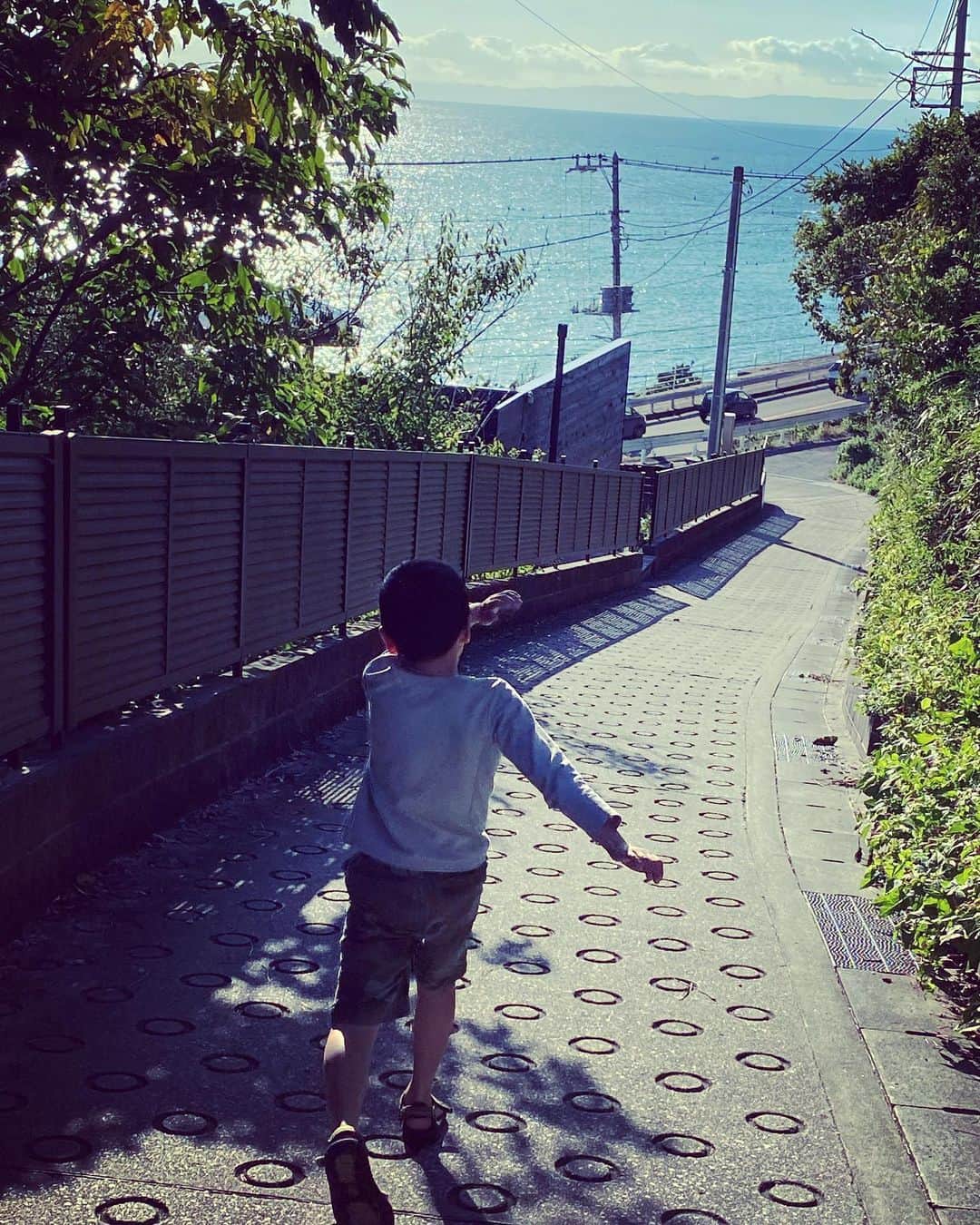 板谷由夏 さんのインスタグラム写真 - (板谷由夏 Instagram)「母は寝違えました、首が回りません。 君はいつも朗らか。 お手本にしたいといつも思ってるよ。」10月26日 19時29分 - yukaitaya