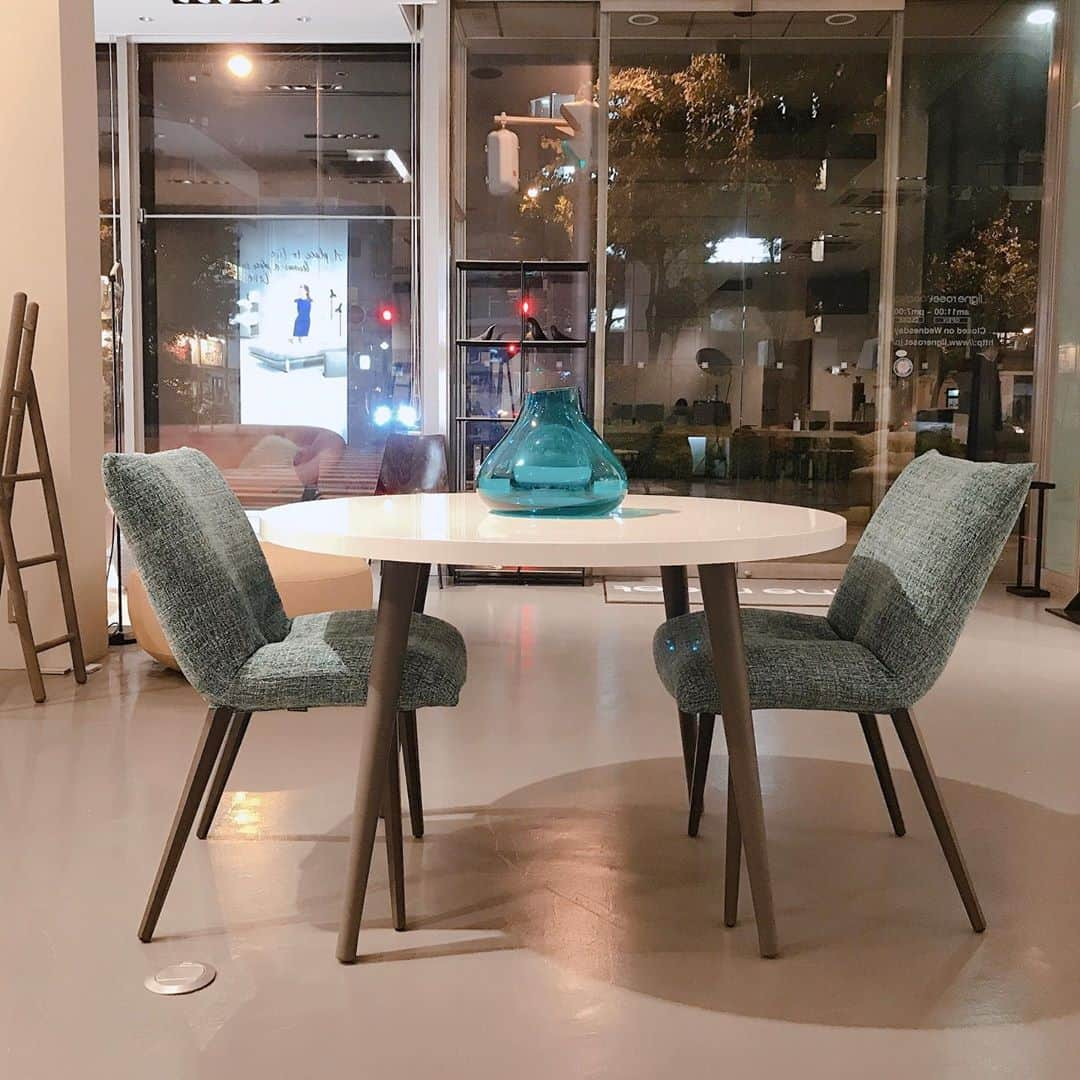 ligne roset shopさんのインスタグラム写真 - (ligne roset shopInstagram)「110cmの円形ダイニングテーブルPMD（Pascal Mourgue Dining Table）と、ダイニングチェアCALINの組み合わせです✨ シンプルでお部屋に合わせやすいデザインです🙌  CALINチェアーはカバーが取り外しできますので、汚れのつきやすいダイニングでも安心です🙆‍♀️  CALIN : design by Pascal Mourgue   #ligneroset #リーンロゼ #lignerosetosaka #リーンロゼ大阪 #インテリア #インテリアショップ #interior #マイホーム #リフォーム #インテリア好きな人と繋がりたい #暮らし #海外インテリア #家具 #furniture #room #diningtable#カランチェア #pascalmourgue #ダイニング #フランス @ligneroset_jp」10月26日 19時29分 - ligneroset_jp_shop