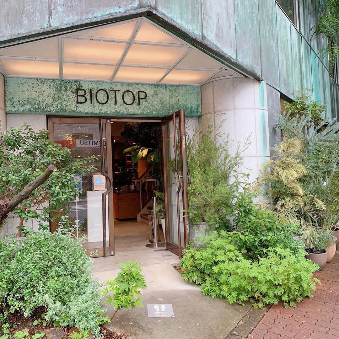 AKARIのインスタグラム：「#biotop 🌳 プラチナ通りのカフェも色々行きたいな〜〜 ♪」