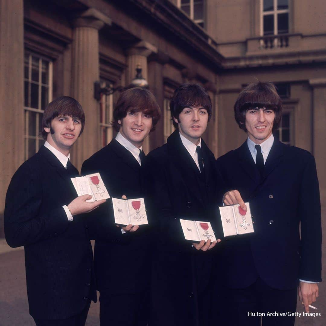 ABC Newsさんのインスタグラム写真 - (ABC NewsInstagram)「ON THIS DAY: In 1965 Beatlemania came to Buckingham Palace, as the Beatles were presented with MBEs (Member of the Order of the British Empire) from the Queen. #beatles #history #johnlennon #paulmccartney #ringostarr #georgeharrison」10月26日 19時30分 - abcnews