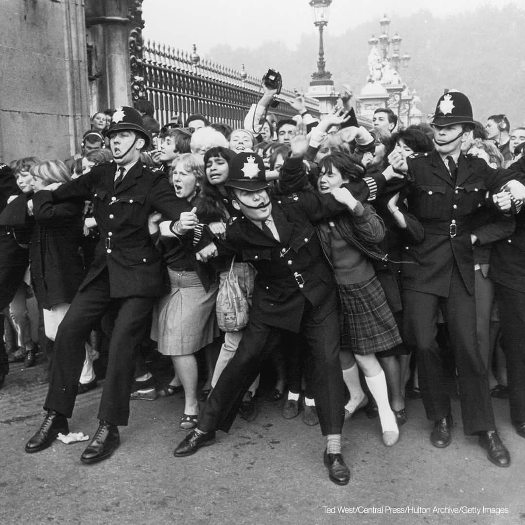 ABC Newsさんのインスタグラム写真 - (ABC NewsInstagram)「ON THIS DAY: In 1965 Beatlemania came to Buckingham Palace, as the Beatles were presented with MBEs (Member of the Order of the British Empire) from the Queen. #beatles #history #johnlennon #paulmccartney #ringostarr #georgeharrison」10月26日 19時30分 - abcnews