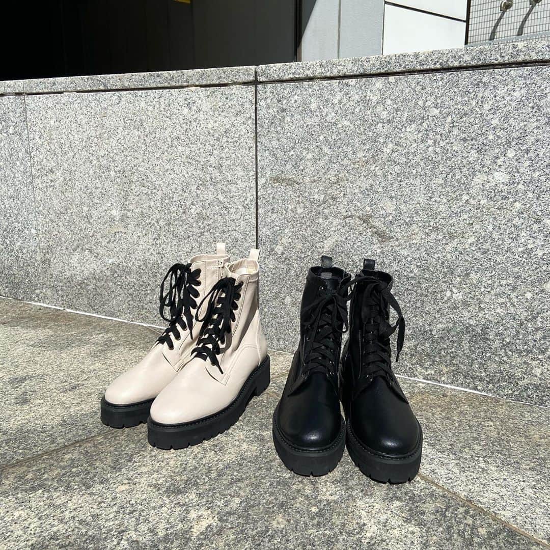 ozoc_officialのインスタグラム：「【recommend✨】 ﻿ ﻿ ……………………………………………………﻿ ﻿ 辛口コーデにマスト！トレンドの8ホール編み上げブーツ﻿ ﻿ 足首部分には柔らかなストレッチ合皮を使用し、重くなりすぎずに履きやすく仕上げました﻿ ﻿ ﻿ ✔︎ OZOC各店舗、WEB STOREにて予約受付中 ﻿ ……………………………………………………﻿ ﻿ ﻿ ﻿ #OZOC #オゾック﻿ ﻿ #coordinate #ファッション#コーディネート #コーデ #大人カジュアル #カジュアルコーデ #大人かわいい #ootd #code #outfit #fashion #きょコ #リラックスコーデ #autumn #秋スタイル #秋コーデ #秋ファッション #シンプルコーデ #今日のコーデ ﻿ #ブーツ　#エイトホール﻿」