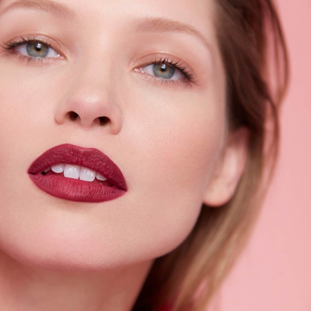 ClarinsUKさんのインスタグラム写真 - (ClarinsUKInstagram)「Because matte can also go with comfort 💋 Product: Velvet Lip Perfector in '04 Velvet Raspberry'  #ClarinsMakeup #VelvetLipPerfector」10月26日 19時30分 - clarinsuk