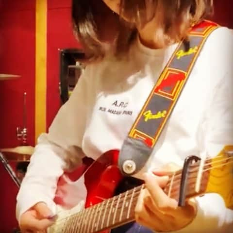 Luna.（ルナ）のインスタグラム：「#boss " #metalzone " MT-2w  初めて使った！これはこれは、すごい。 思ったよりロックな音でビビって途中 笑いそうになってる  ｢女は強いんだろ？｣イントロ」