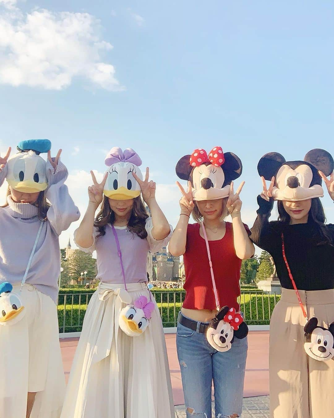 板橋瑠美さんのインスタグラム写真 - (板橋瑠美Instagram)「I loooove Disney💋﻿ ﻿ ﻿ ﻿ ミッキー🖤﻿ ﻿ ミニー❤️﻿ ﻿ デイジー💜﻿ ﻿ ドナルド💙﻿ ﻿  ﻿ Dハロ今年は全仮装出来なかったから、﻿ 4人でバウンドコーデ💕﻿ ﻿ ﻿ 子供達は、101匹わんちゃん🐶﻿ ﻿ ﻿ またアップしまーす💜﻿ ﻿ ﻿ ﻿ #Disneyland#﻿東京ディズニーランド#バウンドコーデ#disneyハロウィン#dハロ#デイジー#デイジーコーデ」10月26日 19時22分 - rumi_official_0616