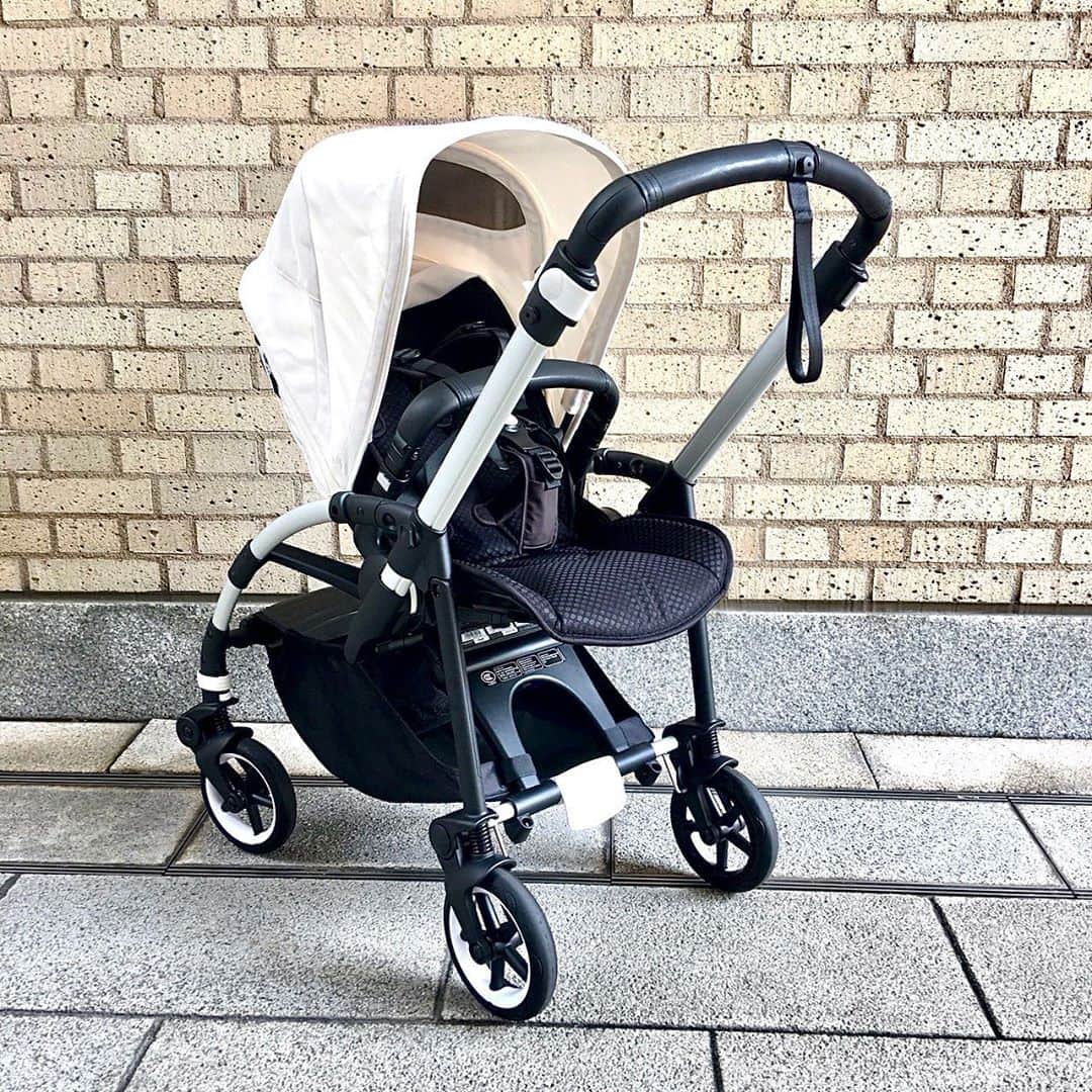 blossom39_officialのインスタグラム：「. 10月30日発売の《bugaboo bee6》 blossom39の各店舗でも 実際にサンプルをご覧いただけます！  ＜bee6主な新機能＞ ・メッシュウィンドウ搭載のサンキャノピー ・通気性がアップしたシート ・付属の回転式バンパーバー ・耐久性のあがったハンドルグリップ ・大きくなったタイヤ  折りたたみも片手で簡単にでき、 新生児から両対面で使用可能。  走行性もスタッフいちおしです！  是非店頭でお試しください＊  #blossom39 #ブロッサム39 #バガブービー6 #bugaboobee6 #バガブービー5 #bugaboobee5 #bee6 #ベビーカー #インポートベビーカー #ベビーカー選び #出産準備 #プレママ #新発売 #赤ちゃんのいる生活」
