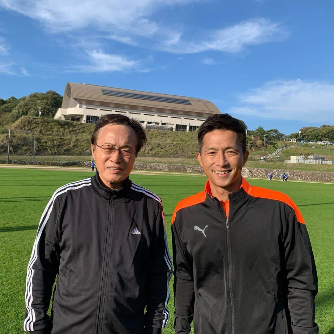 福西崇史さんのインスタグラム写真 - (福西崇史Instagram)「. （株）スリーボンド主催「KAMAMOTO Football Festival in 松山」に講師として参加させていただきました〜⚽️ . レジェンドの釜本さんと一緒でちょいと緊張🤣 . グランドでは愛媛の子供達の熱い思いが伝わってきたな〜😊😊😊 愛媛からもっとプロサッカー選手が出てきてほしい⚽️ . それにしても愛媛最高〜✨🤣 . #釜本邦茂 #legend #福西崇史 #愛媛県新居浜市出身 #threebond #puma #故郷 #感謝」10月26日 19時24分 - takashi_fukunishi