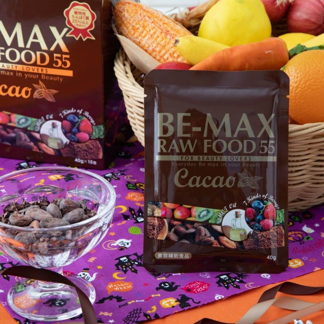 ビーマックスさんのインスタグラム写真 - (ビーマックスInstagram)「生酵素ドリンク【BE-MAX RAW FOOD 55 Cacao】発売から10日。。 プレゼントキャンペーンにもたくさんご応募いただき、ありがとうございました💛💛  当選した方には、順次ＤＭでご連絡しますので楽しみにお待ちください！  先週は、「ビューティーワールド ジャパン ウエスト2020」が開催され、 BE-MAXブースでも【BE-MAX RAW FOOD 55 Cacao】を皆様にお披露目させていただきました！  【BE-MAX RAW FOOD 55 Cacao】に使われている100％ピュアココアパウダーは、スペイン産の最高級カカオを使用しています🍫 『数量限定』での発売となりますので、是非お早めにお試しください♪  そして今週は、楽しいハロウィンウィーク🎃 例年の様に大騒ぎはできませんが、リモート等それぞれ工夫して楽しく過ごせる様にしたいですね✨  #bemax #bemaxrawfood #enzyme #cacao #ダイエット #たんぱく質 #代謝 #酵素 #乳酸菌 #植物由来 #MCTオイル #ベリー  #ピュアココア #凍結乾燥 #ローフード #ポリフェノール #低糖質 #抗酸化 #テオブロミン #酵素ドリンク #ハッピーハロウィン  #ハロウィン #カカオ #スペイン産」10月26日 19時30分 - bemaxinfo