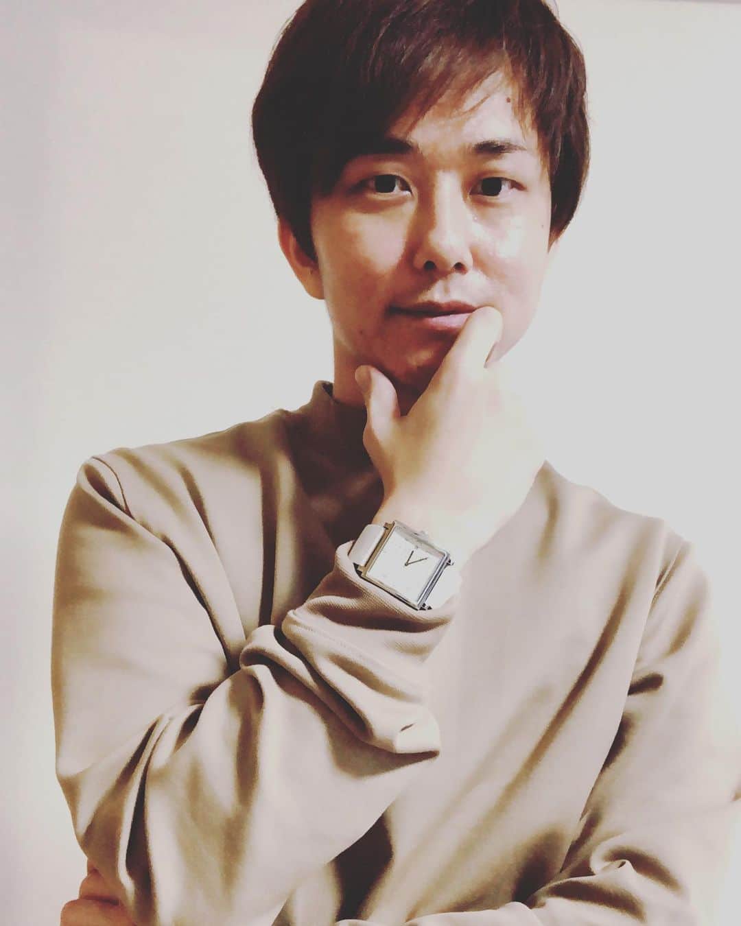 のインスタグラム：「新しい服にアクセントとして腕時計  さりげないのがロマンティック  #西村ヒロチョ #ロマンティック #nomonday #ノーマンデー #腕時計 #時計 #手元倶楽部 #PR  クーポンコード 『nishiez』 10パーセントオフ (期限は2021.5.26)」
