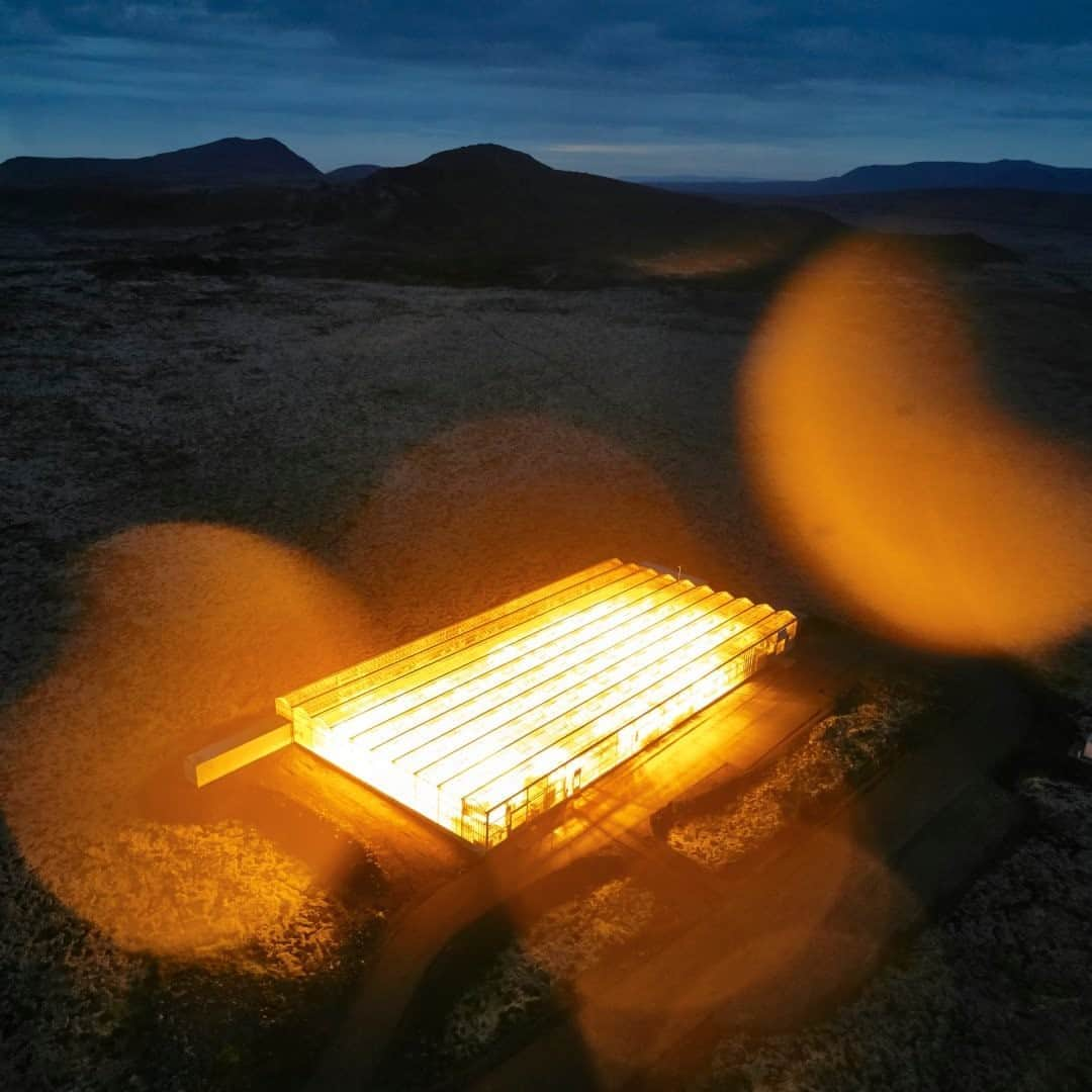 ナショナルジオグラフィックさんのインスタグラム写真 - (ナショナルジオグラフィックInstagram)「Photo by @lucalocatelliphoto / This greenhouse in Iceland is run by ORF Genetics, a high-tech cosmetics manufacturer, to sustainably grow barley, a protein source used in skincare.  Iceland's focus on geothermal energy and environmental stewardship was part of my latest Nat Geo magazine story, on circular economy solutions—titled "The End of Trash."  By designing waste out of the production system, circularity aims to keep resources and materials in use while regenerating natural systems. Scientists claim we only have a few years to halt and reverse our over-consumption, our emissions, and our wasteful attitude in order to save our changing climate, natural habitat, and, ultimately, ourselves.  While the circular economy is a promising solution, it is only one of the tools that may help turn this situation around. The truth is there isn't one single solution, yet each one of us can make a big difference though more conscientious living and action, and staying informed.  Throughout my career I've used photography to tell stories about our environment and how we are learning new ways to live on this Earth. Follow me @lucalocatelliphoto to learn how we can make a difference.#environment #circulareconomy #greenhouse #iceland #lucalocatelliphoto  Check out Nat Geo's link in bio for more on this story.」10月26日 19時38分 - natgeo