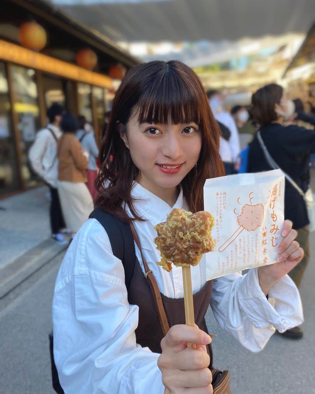 谷口萌衣子のインスタグラム：「やっと行けた西日本旅行！  今月金欠やのに美味しいもの食べすぎた〜っ まず広島で食べたシリーズ、揚げもみじと、あなご重天才でした。。  いっぱい食べたのに最後に駅で八天堂見つけて即買っちゃった（笑）  #広島旅行 #広島グルメ #宮島 #島旅  #食べ歩きの旅 #宮島観光 #格安新幹線 #ミスキャンパス立命館」