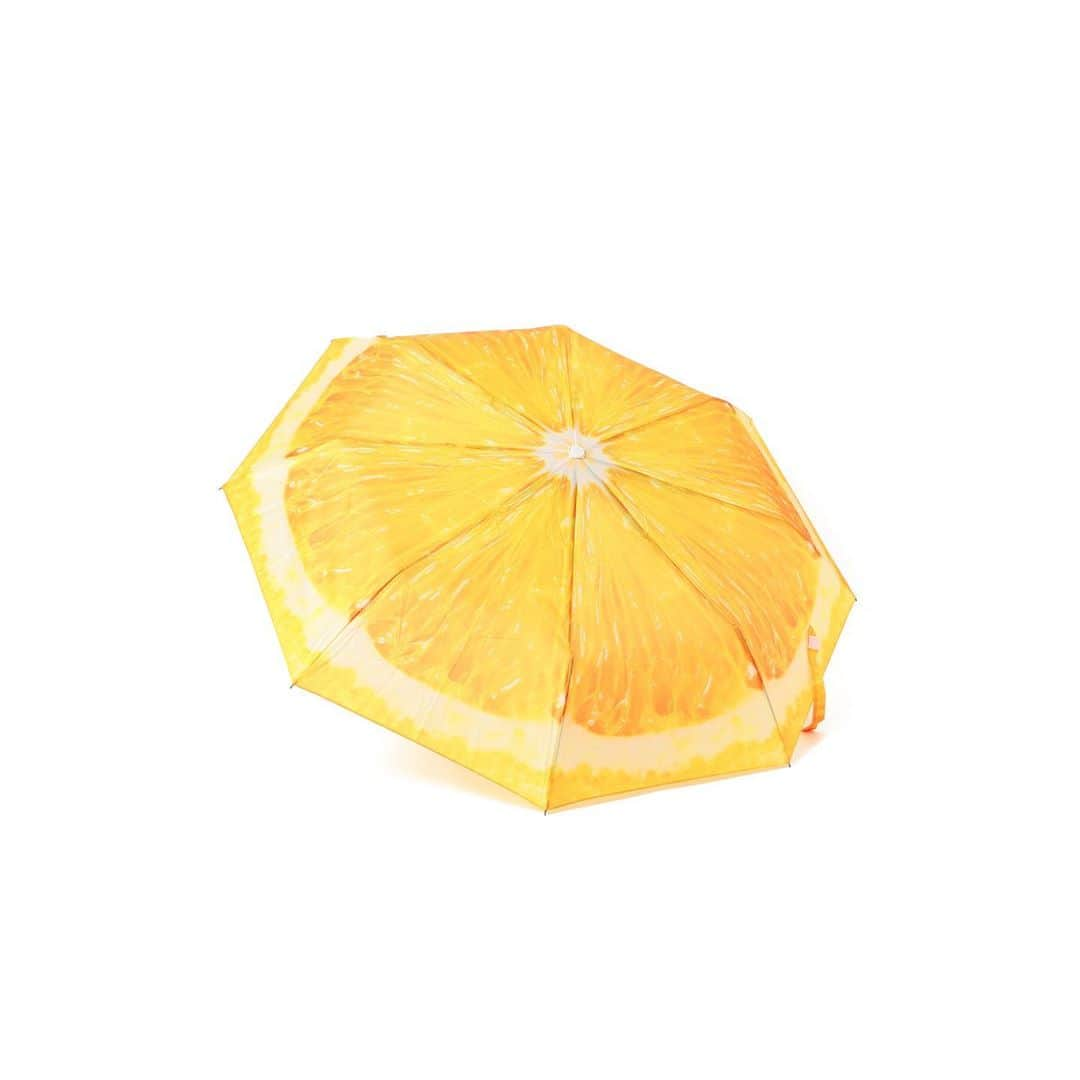 BEAMS ZAKKAさんのインスタグラム写真 - (BEAMS ZAKKAInstagram)「Esschert Design / "Fruit Umbrella"  フルーツが全面にプリントされた折りたたみ傘。使うだけでなんだかハッピーな気持ちに。 大人だけでなく子供が使うのも非常にキュート。 気分が落ちてしまう雨の日はレイングッズでテンションを上げましょう。  @esschertdesign  @bpr_beams  @beams_official   #beams #bprbeams #esschertdesign #fruit #umbrella #foldingumbrella #ビームス #bprビームス #エシャートデザイン #フルーツ #果物 #傘 #折りたたみ傘」10月26日 19時34分 - bpr_beams