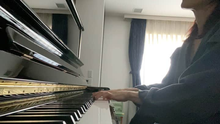 akkoのインスタグラム：「調律してもらったばかりのベーゼンドルファー🎹 音色の響きにうっとり🤤 サビまで辿り着けずですが😂 #akko #akkostagram #mll #ベーゼンドルファー　#風と空のキリム」