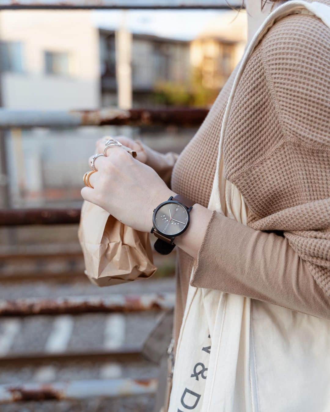 のインスタグラム：「ㅤ これも最近のお気に入り⌚️ ㅤ ㅤ @nomonday_jp の 【Happy Weekend】 私が着けてるのは兼用できるように40㎜😇 ㅤ ㅤ ㅤ blackの文字盤にdark brownのベルトが すんごーーーーくお気に入り🖤🤎 ㅤ ㅤ 大切に持ってるんはサンドウィッチ🤤🤤 ㅤ ㅤ ㅤ ㅤ ㅤ　10%𝙾𝙵𝙵 𝚌𝚘𝚞𝚙𝚘𝚗 ⇨ 【nanapjg】 ㅤ ㅤ ㅤ ㅤ ㅤ ㅤ  #nomonday #ノーマンデー #腕時計 #時計 #手元倶楽部 #時計 #watch #手元 #手元くら部 #手もとくらぶ #手元クラブ #手元コーデ #手元くらぶ #locari  #ファインダー越しの私の世界 #mineby3moot  #ポートレート」