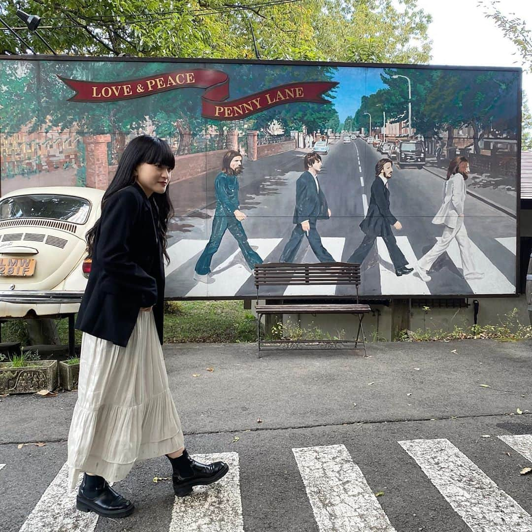 久保はるかさんのインスタグラム写真 - (久保はるかInstagram)「これで私もビートルズの仲間入り🖤  撮影中のオフショ✨ 今日も投票お願い致します💓  #國學院ミスコン #ミスコンファイナリスト #ミスコン2020 #黒髪ぱっつん #黒髪ロング #ファッション  #撮影 #撮影モデル  #instagramjapan  #サロモ #サロンモデル #pennylanebakery」10月26日 19時42分 - haruka_bok