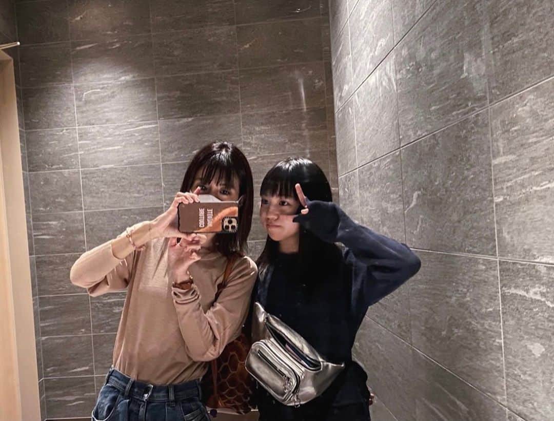 eiko kagamiのインスタグラム：「. . 昨日の美容院帰りの親子💇🏽‍♀️ どんどん増す、友達化。笑 こうしてまだ一緒に出掛けてくれて 有難い限りです。 . . . . #この写真エモいねって言ったら #エモくはないと即答された #エモいって使いたかった #難しい . #親子#母娘  #中学生 #中学生ママ」