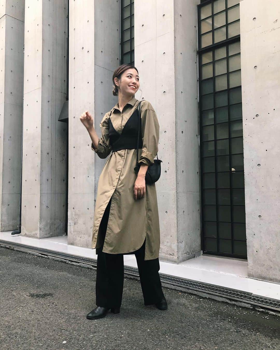 岩崎志保のインスタグラム：「@tigora_women   アウターとしては秋らしい色合いで、ワンピースとしてはモードで大人らしく。 アウターとしてもワンピースとしても使えるシャツワンピ、万能です◎  #tigora_women #tigora #PR #ティゴラ #スポーツデポ #アルペン」
