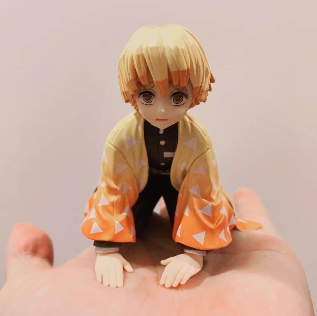 のインスタグラム：「善逸の手乗りフィギュアと日輪刀届いた🔥🔥🔥  最高に良い....💙  #鬼滅の刃」