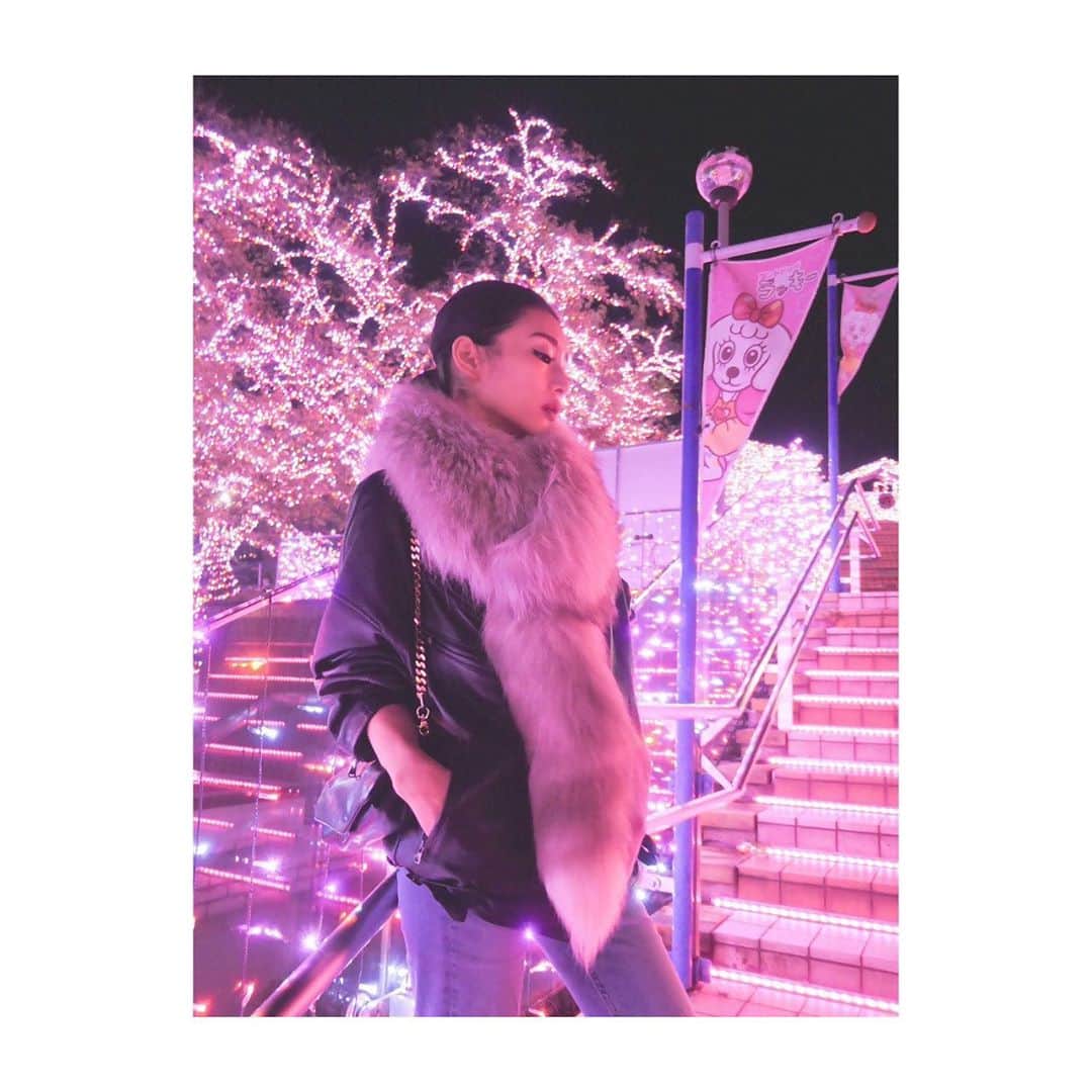 のインスタグラム：「Kira Kira infinity 🎡💗🎶  よみうりランドの 期間限定イベント ジュエルミネーションに 遊びに行ってきたよ。  ランド全体がイルミネーションになっていて ダイナミックで壮観😍✨  コロナ対策もしっかりしていて🙆‍♀️ 撮影のときはマスク外す許可と十分なディスタンスで 撮ってもらってます。  デートで行ってもいいし 友達同士で インスタ映え写真撮りにいくも良し❤︎ 映えスポットがたくさんあるからいろいろ試してみたくなっちゃうよ！！  動画ものせてるからみてみてね！！  よみうりランドofficial instagramもリニューアルされました。  @yomiuriland 🎡🎪🎠🎶  #PR #よみうりランド #yomiuriland #ジュエルミネーション #イルミネーション」