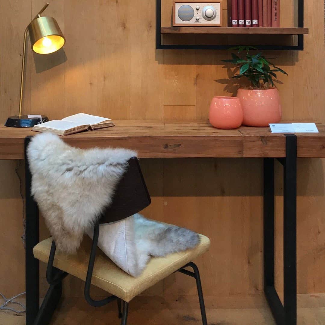 Timeless Comfort さんのインスタグラム写真 - (Timeless Comfort Instagram)「【color effect】  タイムレスコンフォート南堀江店の階段の踊り場に、印象的なスペースができました。  南堀江店の定番になっているメンズライクなイメージとは違う、ピンクを基調としたワークスペースのスタイリングです。  ピンクの色には、緊張を和らげ、気持ちを優しくしてくれる効果があるそうです。 女性ホルモンにも影響し、アンチエイジングの効果もあるんだとか。  リラックスした気分でリモートワークに取り組みたい方にお勧めです。  色の効果でお部屋の温度もなんとなく上がるような気がします。  夜の読書タイムには、ムートンのシートを加えて。 色の効果とファーのぬくもりで、秋の夜長を暖かくお過ごしましょう。  #TIMELESSCOMFORT #タイムレスコンフォート #interiorshop #インテリアショップ　#lifestyleshop #ライフスタイルショップ #ファー #冬小物 #pink #ピンク #ルームスタイリング #ワークスペース #リモートワーク #アートフレーム #artframe #papercollective」10月26日 19時57分 - timeless_comfort