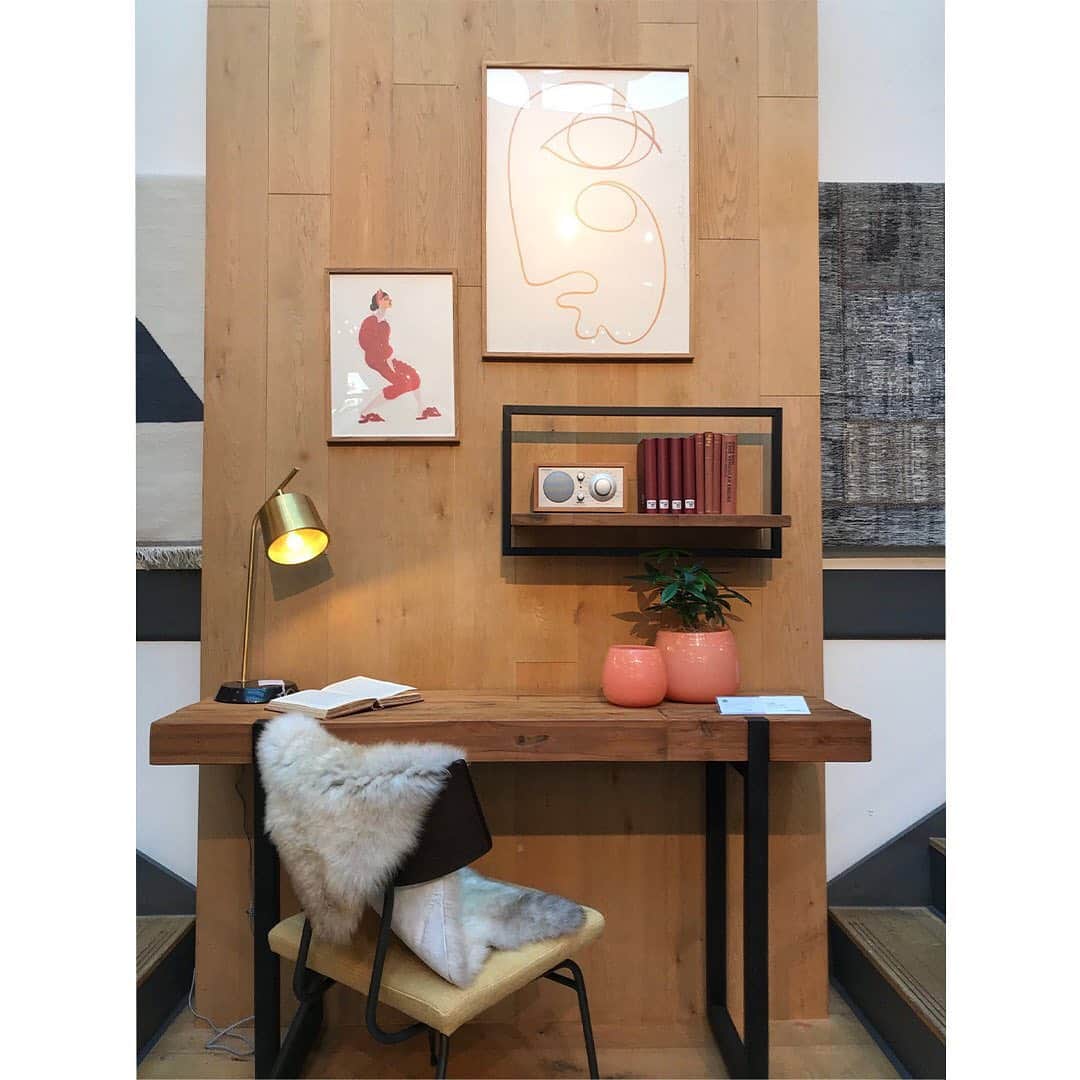 Timeless Comfort さんのインスタグラム写真 - (Timeless Comfort Instagram)「【color effect】  タイムレスコンフォート南堀江店の階段の踊り場に、印象的なスペースができました。  南堀江店の定番になっているメンズライクなイメージとは違う、ピンクを基調としたワークスペースのスタイリングです。  ピンクの色には、緊張を和らげ、気持ちを優しくしてくれる効果があるそうです。 女性ホルモンにも影響し、アンチエイジングの効果もあるんだとか。  リラックスした気分でリモートワークに取り組みたい方にお勧めです。  色の効果でお部屋の温度もなんとなく上がるような気がします。  夜の読書タイムには、ムートンのシートを加えて。 色の効果とファーのぬくもりで、秋の夜長を暖かくお過ごしましょう。  #TIMELESSCOMFORT #タイムレスコンフォート #interiorshop #インテリアショップ　#lifestyleshop #ライフスタイルショップ #ファー #冬小物 #pink #ピンク #ルームスタイリング #ワークスペース #リモートワーク #アートフレーム #artframe #papercollective」10月26日 19時57分 - timeless_comfort