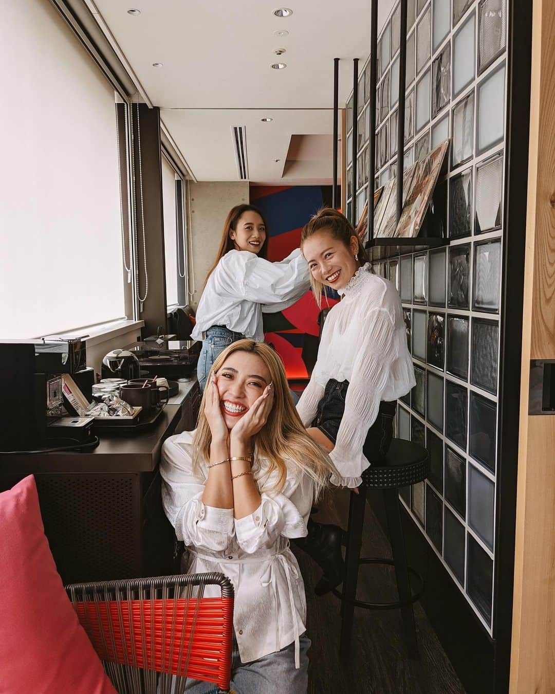 植野有砂さんのインスタグラム写真 - (植野有砂Instagram)「I really loved the interior decoration at @alofttokyoginza 😍and their rooftop with the view of Ginza 💯先日のAloftホテルでのステイ本当に最高だったなぁ💕お部屋もバーもルーフトップも全部可愛いし、食べ放題飲み放題って夢のようだよね😂💗食いしん坊、お酒好きなカップルや、女子会にとってもおすすめでした🥰go to使って1人3万くらいって、旅行行けなくて悔しいけど楽しいこともたくさんあるね😉 #girlsstaycation #alofthotels#aloftginza#アロフト銀座」10月26日 19時57分 - alisaueno