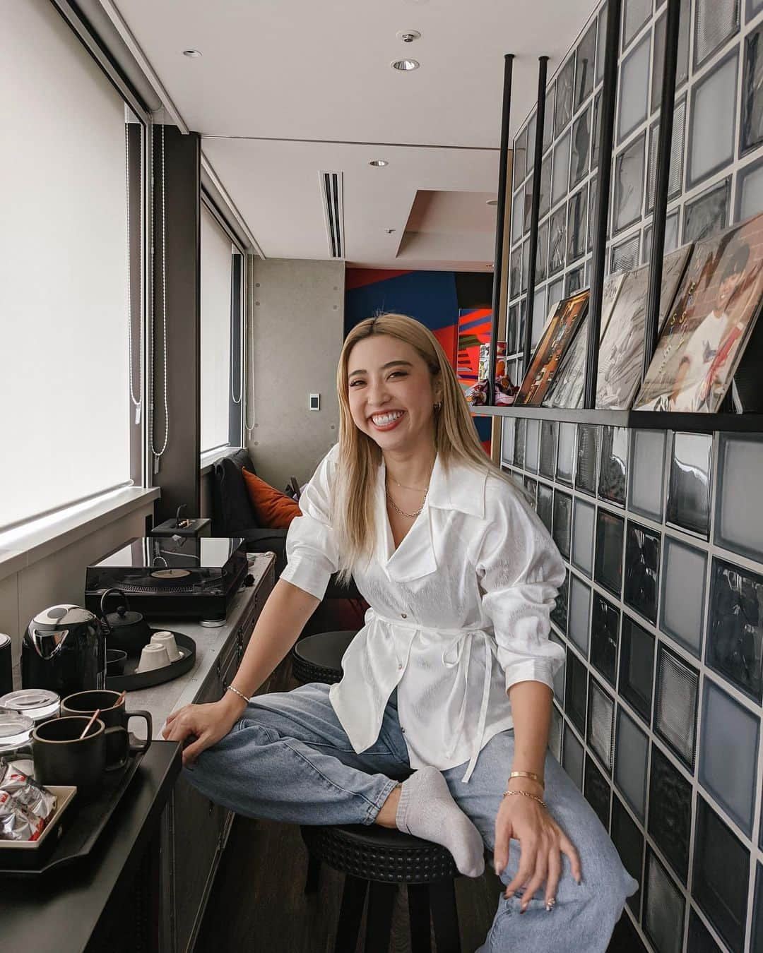 植野有砂さんのインスタグラム写真 - (植野有砂Instagram)「I really loved the interior decoration at @alofttokyoginza 😍and their rooftop with the view of Ginza 💯先日のAloftホテルでのステイ本当に最高だったなぁ💕お部屋もバーもルーフトップも全部可愛いし、食べ放題飲み放題って夢のようだよね😂💗食いしん坊、お酒好きなカップルや、女子会にとってもおすすめでした🥰go to使って1人3万くらいって、旅行行けなくて悔しいけど楽しいこともたくさんあるね😉 #girlsstaycation #alofthotels#aloftginza#アロフト銀座」10月26日 19時57分 - alisaueno