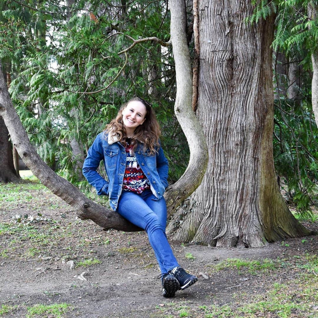 ハンナ・シューベルトのインスタグラム：「Hope you're all having a good day🙂🌳🍂」