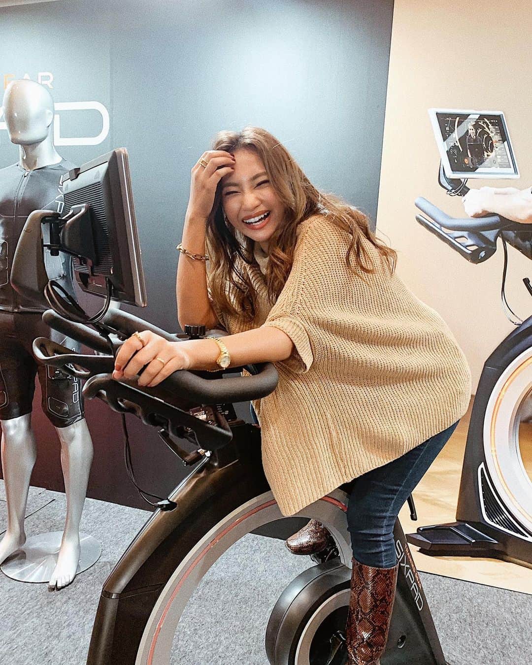 新井ニーニャのインスタグラム：「🖤﻿ ﻿ ﻿ ﻿ SIXPAD HOME GYMのレセプションイベントに参加してきました💪🏽💫﻿ @sixpad_homegym  ﻿ TVやCMでも話題だから、知ってる人もいると思うけどあの『SIXPAD（シックスパッド）』がオンラインジムをリリース！10月20日(火)からスタートした新しいサービスのマシンを試乗してきたよ🏋🏼‍♂️🧡(※写真の時だけマスク外してます)﻿ ﻿ 家の中でも本格的に短時間で効率的なトレーニングをすることができる【EMSオンラインジム】これがまた画期的過ぎて凄いの‼️﻿ ﻿ ﻿ 有酸素運動と無酸素運動を同時に鍛えることで、短時間で高パフォーマンスに繋がるという研究から生まれたこの商品😭👏﻿ ﻿ EMSの研究を長くにされてる京都大学の森谷教授と世界的に有名なクリスティアーノ・ロナウド氏も監修に入って作られた次世代の高性能なEMSスーツを着ながら、ハイスペックのバイクを漕ぐハイブリッドトレーニング🏋🏼‍♀️❤️﻿ ﻿ 商品として﻿ ・EMSスーツ﻿ ・バイク2種類﻿ ・アプリ(液晶付き)﻿ を販売しているんだけど、バイクに付属してるこのアプリは、SIXPADの専用トレーナーとオンラインで繋がりながらトレーニングが出来る優れもの😳✨﻿ しかも、EMSの刺激×動き×音楽×映像がシンクロするから興奮度はMAXまで行く‼️会場では実際にモデルさんがトレーニングしてる様子も動画に収めたから、スワイプして是非見て欲しい！本当凄い迫力‼️😍﻿ ﻿ ﻿ 有酸素運動だけで20分以上、無酸素運動も20分以上、ジムに通うとその分移動時間もかかるし…1人だし…なかなか続かない。そんな悩みを全部解消してくれるのが、これ🥺❤️﻿ ﻿ EMSスーツを着てバイクを漕げばトレーニングの時間を短縮出来るし、パーソナルジムのように専任のトレーナーがサポートしてくれるし、家にあれば寝起きすぐでも出来ちゃう❣️本当にすごい❣️﻿ ﻿ EMSのパワーも見てるだけでかなり凄くてさ。これも動画に撮ったから見て欲しい。笑　筋肉たっぷりの男性でも、ビクンビクン動くの😂やりたすぎる😂😂💕﻿ ﻿ ﻿ スーツやマシンは、月額で支払い出来るみたい🌟登録も簡単らしいので気になる方は調べてみてね☺️🔍﻿ ﻿ 原宿に専用のジムも同時オープンしたらしいので、今度体験しに行ってこようと思います！！完全プライベートで🤣✌️笑﻿ ﻿ ﻿ ﻿ ﻿ #SIXPAD #SIXPADHOMEGYM #タイアップ」