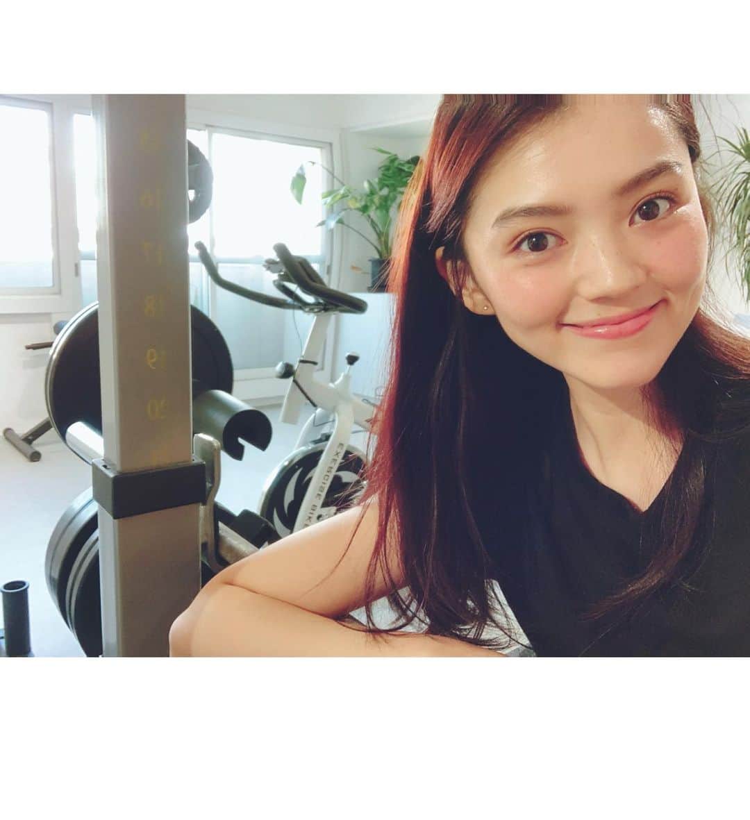 高原愛のインスタグラム：「今日は午後からトレーニング🍑最近は朝起きてモモ🐕のお散歩前に、白湯をたっぷり飲んでストレッチポールやトリガーポイントでストレッチをして体を緩めてます。面倒でいつもストレッチは後回しにしてしまいがちだけど、少しのストレッチで身体が楽に使えるようになる気がする🤔今日は朝、夜と二回もモモのお散歩🐕行っちゃった👏👏👏💯✨✨✨」