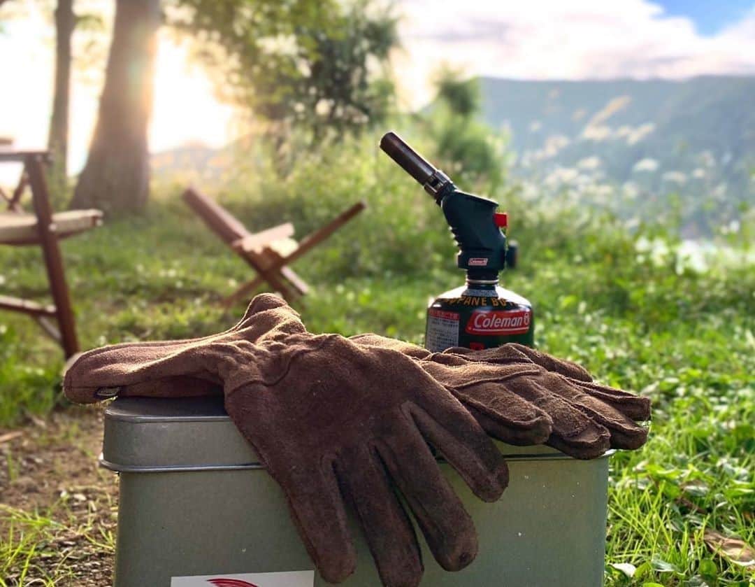 Coleman Japanのインスタグラム：「愛用のキャンプアイテムで、焚き火の準備万端👍   📷：@chieka._.81 さん 素敵なお写真ありがとうございました☺️ ・ ━━━━━━━━━━━━━━━━━ #私のコールマン を付けて投稿して頂いた中から素敵なお写真は、コールマン公式SNSでご紹介させて頂きます♪ ━━━━━━━━━━━━━━━━━ ・ ・ ・ #灯そうColeman #灯そうコールマン #灯そう #Coleman #コールマン #Camp #キャンプ #Outdoor #アウトドア #トーチ #焚き火グローブ」
