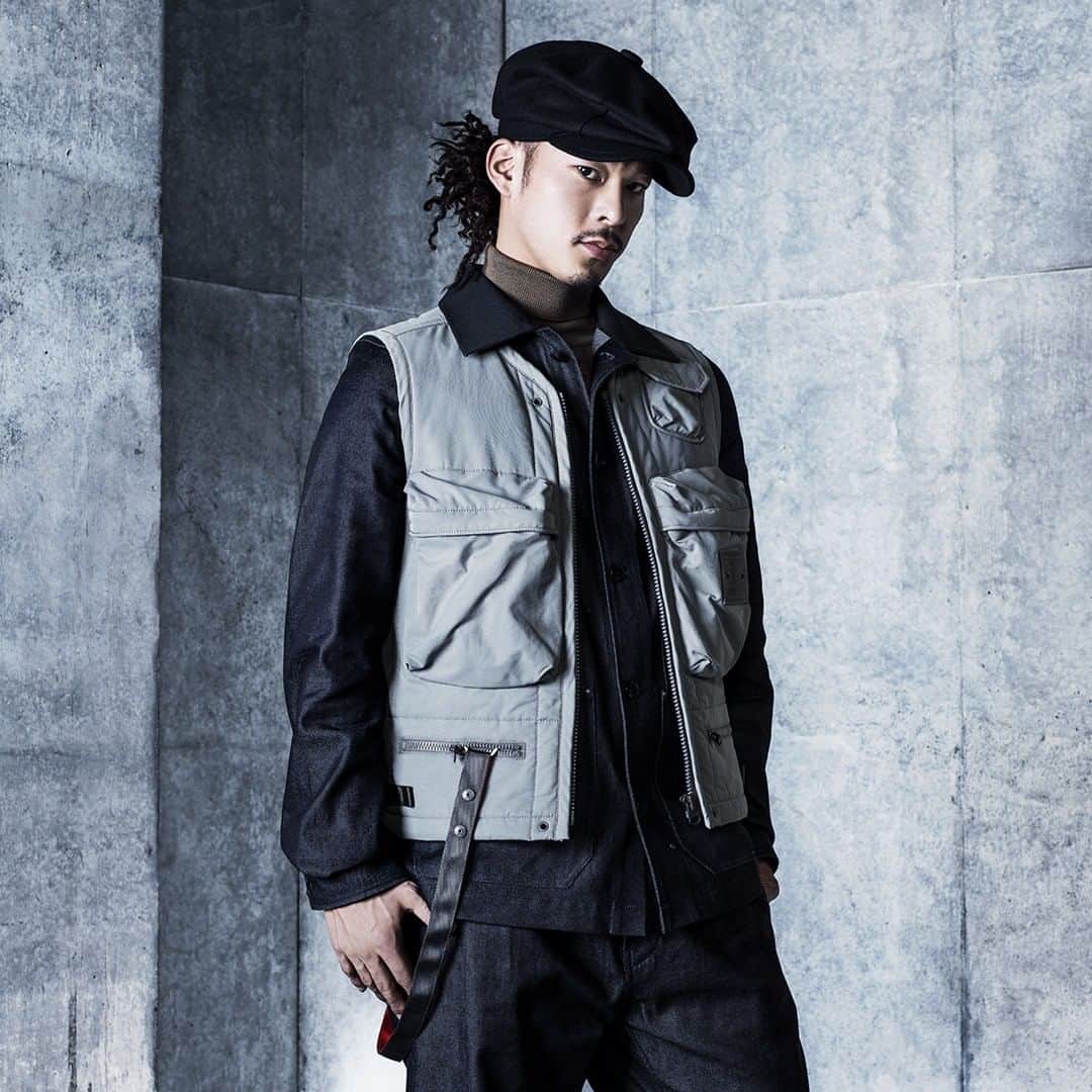 G-Star RAW Japanさんのインスタグラム写真 - (G-Star RAW JapanInstagram)「【EXCLUSIVES COLLECTION】  優れた立体裁断技術と最上質でサステナブルな素材を使用し設計された「EXCLUSIVES COLLECTION」。 ・ 📷：@ko_ya.reg / KO-YA / REGSTYLE［PRO DoubleDutch Performer］ ・ “ミリタリーの要素がふんだんに入ったこのベストは、今の時期少し寒い日にも羽織れるし、シンプルなコーデのアクセントになるからオススメです！素材にはサステナブルなコットンを使っているそうです。地球にも人にも優しいのがいいですね！” ・ “This vest is full of military elements and can be worn on chilly days around this season. It can also work as a good accent in a simple style coordination. I highly recommend it. The material supposedly uses sustainable cotton. I like the fact that it's kind to people as well as to the environment. ” ・ ■E VEST No.D18779-C628-8166 ・ ■WORKER OVERSHIRT No.D18157-C518-001 ・ ・ ・ #GStarRAW #GStarRAWjapan #ジースターロゥ #サステナブル #sustainable #エクスクルーシブ #exclusives #ダブルダッチ #doubledutch #regstyle」10月26日 20時00分 - gstarraw_jp