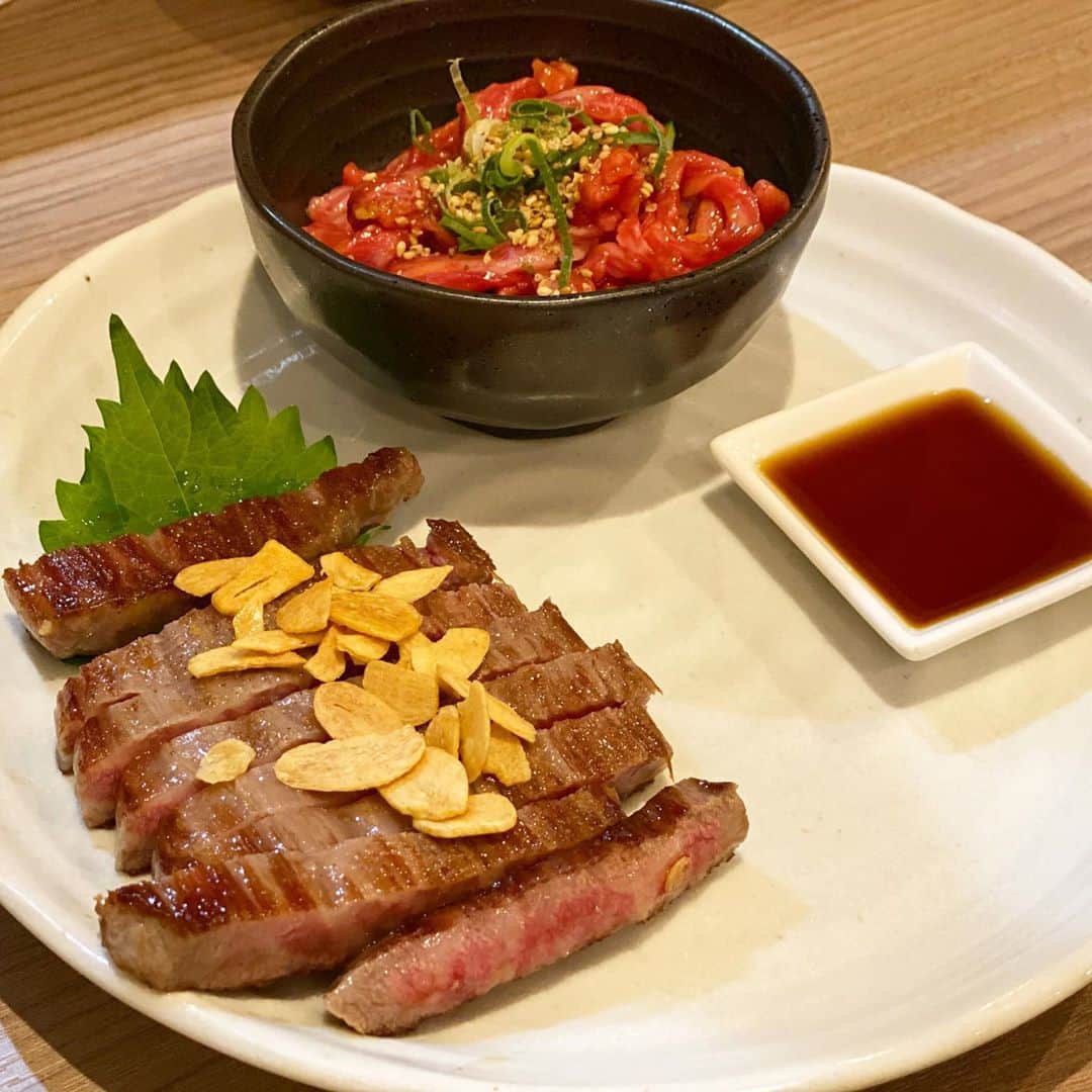 Chiakiのインスタグラム：「. ユッケ注文したらステーキも付いてきて最高🐮❤️ ･ #ユッケ #ステーキ #お肉 #肉スタグラム #美味しい #夜ごはん #夜ごはん記録  #🐮」