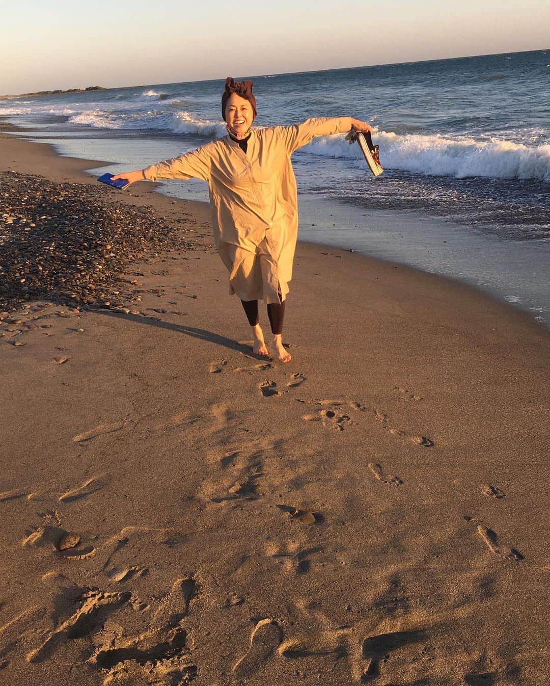 熊谷真実さんのインスタグラム写真 - (熊谷真実Instagram)「中田島砂丘。 裸足であるいた。  気持ちいい。 海に浸かった足はあとでポカポカした。  いつか海にはいりたいな。 #熊谷真実#中田島砂丘#裸足で歩きたい#裸足で歩こう#裸足になろう#幸せを少しでも多く感じたい」10月26日 20時01分 - mami_kumagai310
