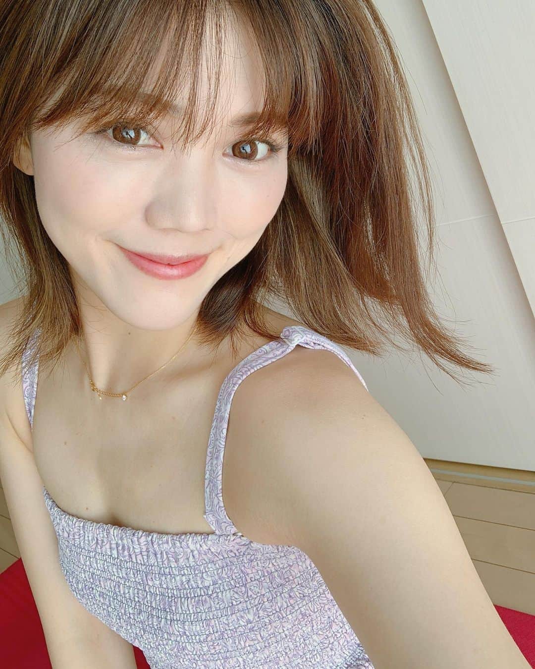上坂由莉のインスタグラム：「﻿ \ \ YOGAレッスン再開🧘‍♀️ / /﻿ ﻿ こんばんは😊﻿ 昨日からオンラインにてヨガレッスン再開して﻿ 明日からはついに対面でのレッスンも再開です🧘‍♀️💓﻿ ﻿ ﻿ 明日から直接会う方は皆さん初めましてになるので﻿ 今からドキドキ…💓﻿ でもそんなドキドキも楽しみたいですねっ😍﻿ ﻿ ﻿ 朝晩はぐっと寒くもなってきたので﻿ 昨日から部屋着も冬仕様に❄️﻿ 深い呼吸は身体の内側から温めて代謝を上げ﻿ 免疫力も高めてくれます♨️﻿ 呼吸が浅いと感じた時や疲れてる時は﻿ 口からでもいいのでしっかり息を吐いて﻿ その分新鮮なエネルギーを取り入れていきましょう❤️﻿ ﻿ ﻿ #yoga #yogainstructor #yogawear #yogateacher﻿ #ヨガ #ヨガインストラクター #ヨガウェア #ヨガ講師」