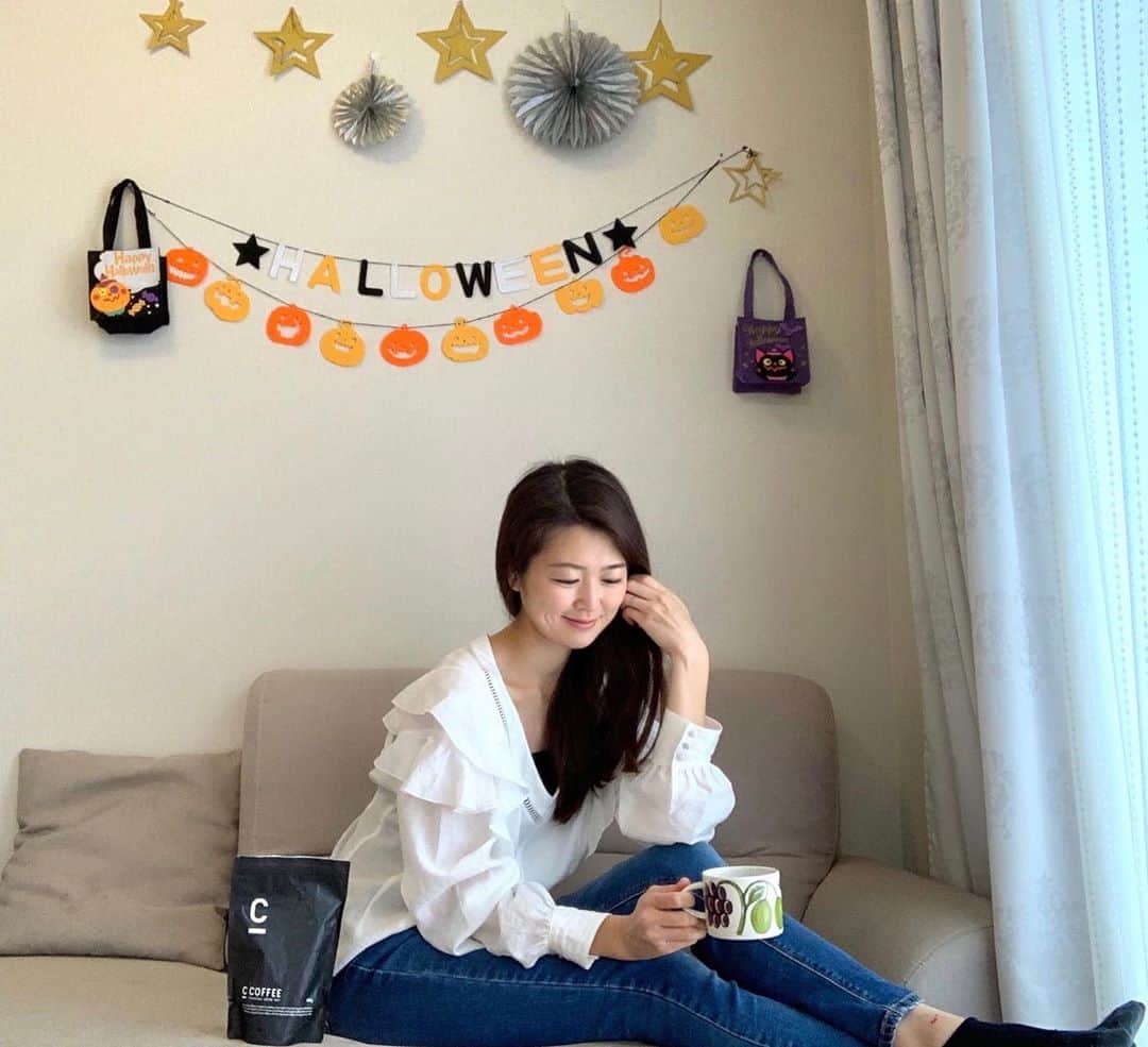 花田浩菜のインスタグラム：「#産後ダイエット 事情💁‍♀️ ストーリーにもちょこちょこ載せていましたが、 もともと甘党の私は 産後、特にコーヒー＋甘いものが主食みたいな食生活を続けていたところ、断乳して数ヶ月経って体の調子が一気にダル重くなり😰 寝ても起きても体が重い感じで眠いし免疫も落ち、、これはまずいと思ったのが1ヶ月ほど前。 いつやるの？今でしょ！とのことで9月中旬くらいに思い立って#宅トレ はじめました💪 食生活も見直して、1ヶ月でだいぶ体の調子もスッキリ＋少し筋肉もついてきて締まりのなかった産後のお腹のラインも自分史上1番納得のいく仕上がりになってきて💪🥺 楽しくがんばれています🥰（ハイライトにも少しまとめています） 身体は正直だから頑張った分応えてくれるし、子供がいても30分あれば寝ている時間などを有効に使ってできるし、やればやる程気分も前向きになって特に今の時期、#おうちトレーニング とってもおすすめです❤️ . . 食事の方は一時期#ケトジェニックダイエット 食に一週間だけして、今はゆるーく#糖質オフ 生活にしていますが糖質オフって今たくさんの商品があるからコーヒーとかパンとか甘いものが好きなタイプでも全然苦にならない🙆‍♀️ #低糖質レシピ をたくさん発信してくださっている方々に感謝🙇‍♀️🥺💕 中でも#MCTオイル とコーヒー は毎朝欠かさず飲んでいた私にとって  @c_coffee_official さまの#C_COFFEE  はピッタリで取り入れています✨☕️ . . ブラジル産のコーヒーパウダーに国産の炭が配合されているので真っ黒で見た目は最初ビックリしたけど、お湯ですぐ溶けて味も普通に美味しくコーヒーのように飲めます❤️ いつもコーヒーにMCTオイルを計って入れて飲んでいたけれど、 C_COFFEE はもともとMCTオイルも配合されているので別々に準備しなくても良いところがとーーっても楽🙆‍♀️ クレンズとして置き換えても良いし、私は朝ごはんのコーヒー代わりにいつも飲んでいます❤️ 朝に#ホットオートミール と一緒に飲むのが特にお気に入り😊😊バタバタな朝、気分だけ優雅。笑（🔜スワイプ） 冷たいものにも溶けるので、ホッと一息つきたい時にはアーモンドミルクで割ってアーモンドミルクラテにして飲むのも午後の一息に気に入っています✨😊 アーモンドミルクはビタミンE が入っていて最近よく取り入れてるものの一つ🙆‍♀️ . 便秘がちな私でしたが、お腹がかなりスッキリして❤️#腸活 にもぴったり！ コーヒーが欠かせない人にはとっても取り入れやすくてオススメです❤️ . . @c_coffee_official #C_COFFEE #Cコーヒー #チャコールクレンズ #チャコールコーヒー #コロナ太り #産後ダイエット #PR #ママライフ #ママ美容 #コーヒー好き #ダイエット #低糖質 #ロカボ #ロカボダイエット #便秘解消 #便秘 #デトックス #腸活レシピ #インナービューティー  #diet #happy #happydays」