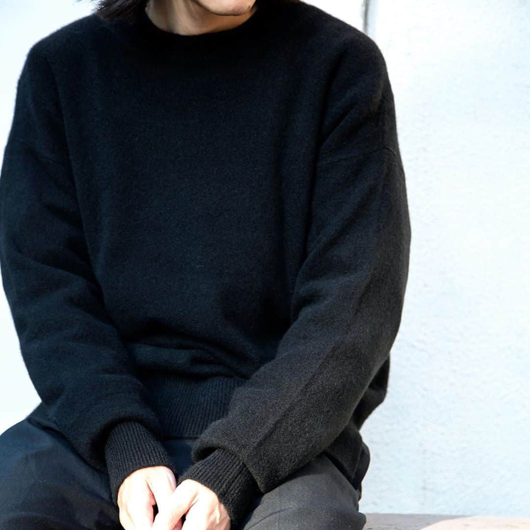 Takayuki Konoのインスタグラム：「. 今日からさっそくカシミヤ。 寒がりな自分にとって手放すことの出来ない冬のマスト素材。 一見上品なイメージですが、 僕は洗濯もしちゃうし毛玉が出来ても気にしないにかなりラフに扱うのが好きです。 ウールのチクチクが嫌いな人は払拭されると思うので是非一度このカシミヤを試して欲しいです。 少しオーバーサイズで、裾にスリットが付いててポケットに手が突っ込めるしっていう自分が本当に必要なディテールだけを盛り込みました。 正直価格も頑張ってます。。。オンラインサイトで少量ですが購入できます。 @undecorated_official  #undecorated」