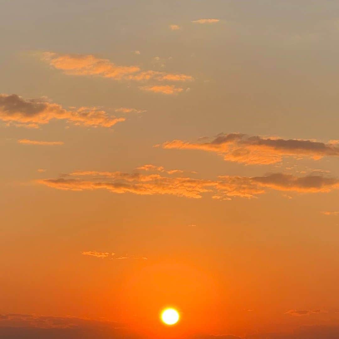 栗田萌のインスタグラム：「週の始まり月曜日✨ 今日は一段と綺麗な夕日〜💕 絶好のランニング日和でした*\(^o^)/*🏃🏻‍♀️🏃🏻‍♀️ #夕日 #running」