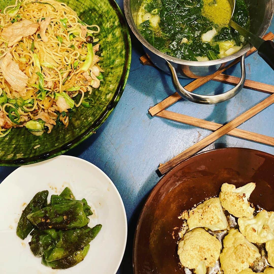 井上荒野のインスタグラム：「昼に鰻を食べたのであまりお腹が空かず、つまみと主食を兼ねた焼きそば。カリフラワーのオーブン焼きは最近気に入っている簡単ワインの友。」