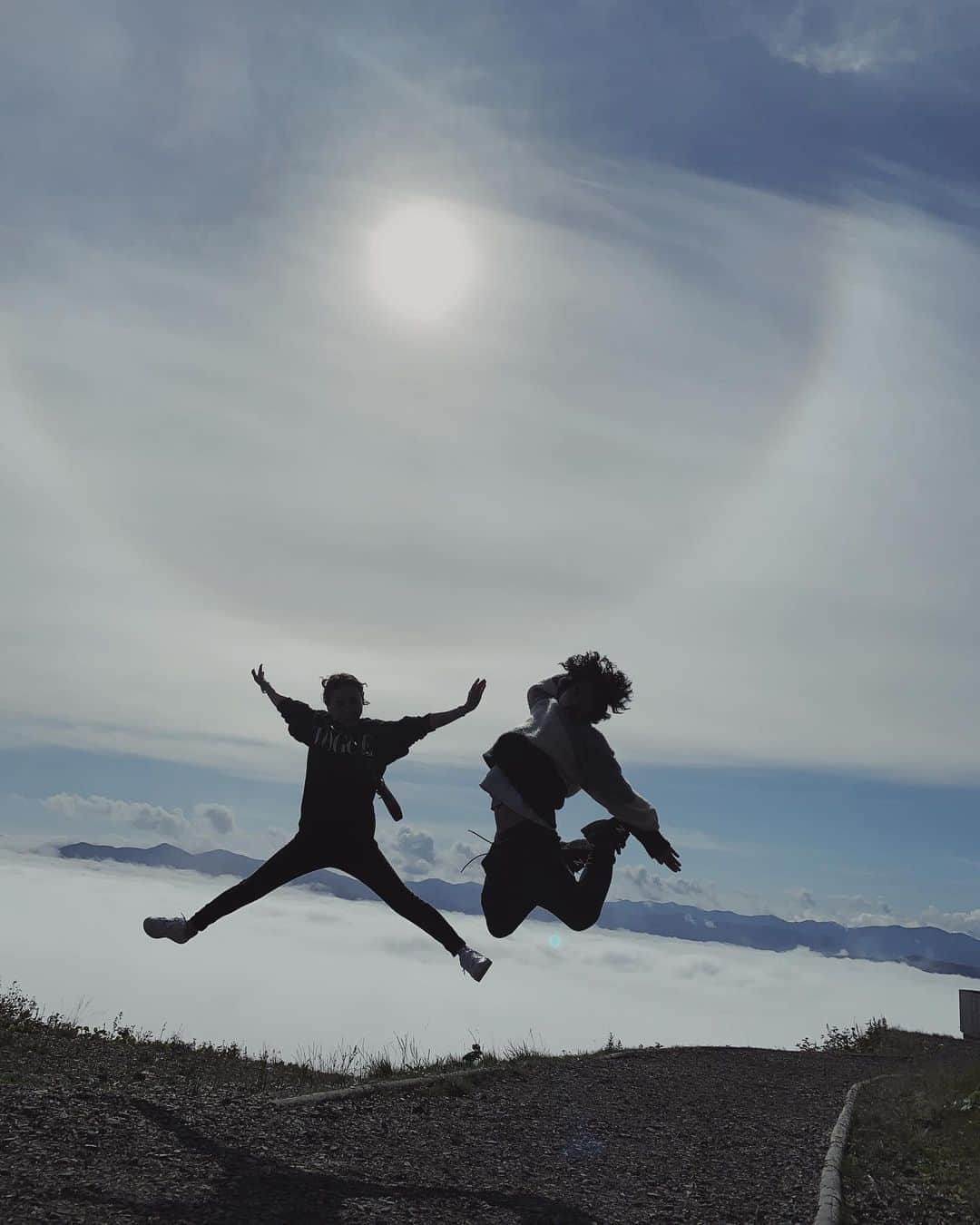 黒石奈央子さんのインスタグラム写真 - (黒石奈央子Instagram)「北海道の雲海。  初日は頑張って早朝3時前に起きて、朝イチで誰よりも早く並んだのに、  まったく雲海見えなくて断念。  5時頃には既に150分待ちの列！😳  そして、最終日の前日。  もう一度リベンジ！！  と思ったけど朝起きれなくてダメ元で7時に行ったら誰も並んでなくてスムーズに上まで行ったらまさかの雲海が😳😳  係の人に聞いたら長年働いてるけどこの時間にきてみれるの初めてってゆわれた奇跡の日でした！  ちなみに、2.枚目と最後が初日に行った時の雲海。  景色がその名の通り雲泥の差！  #雲海#雲海が見たい#雲海テラス#トマム#三度目の正直　とはこのこと」10月26日 20時12分 - blackstone705