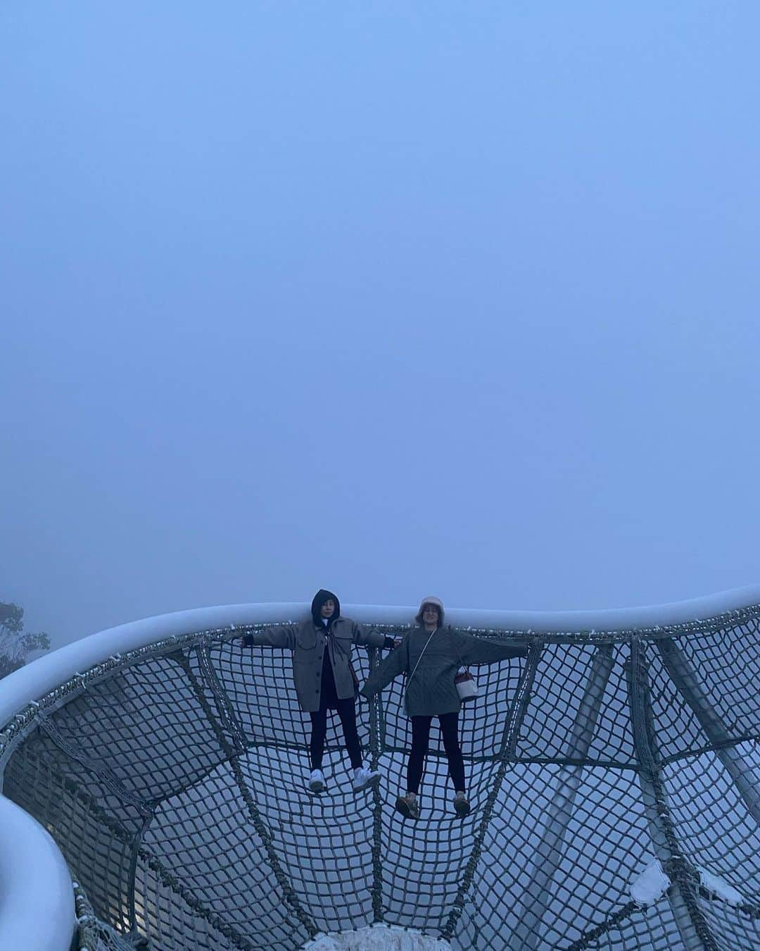 黒石奈央子さんのインスタグラム写真 - (黒石奈央子Instagram)「北海道の雲海。  初日は頑張って早朝3時前に起きて、朝イチで誰よりも早く並んだのに、  まったく雲海見えなくて断念。  5時頃には既に150分待ちの列！😳  そして、最終日の前日。  もう一度リベンジ！！  と思ったけど朝起きれなくてダメ元で7時に行ったら誰も並んでなくてスムーズに上まで行ったらまさかの雲海が😳😳  係の人に聞いたら長年働いてるけどこの時間にきてみれるの初めてってゆわれた奇跡の日でした！  ちなみに、2.枚目と最後が初日に行った時の雲海。  景色がその名の通り雲泥の差！  #雲海#雲海が見たい#雲海テラス#トマム#三度目の正直　とはこのこと」10月26日 20時12分 - blackstone705