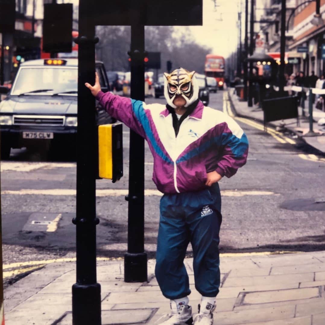 タイガーマスクさんのインスタグラム写真 - (タイガーマスクInstagram)「懐かしい写真シリーズ❗️ 初めてのイギリスで、街中での撮影中。 とにかく寒かったのを覚えてるけど、着こなしが古っ❗️😅 でも、良き思い出😊 #タイガーマスク #tigermask #njpw #イギリス」10月26日 20時22分 - tigermask.njpw_official