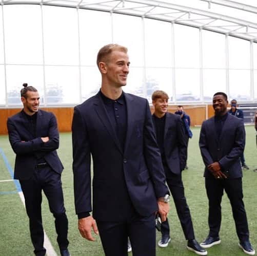 ジョー・ハートのインスタグラム：「😁👔🦒 @spursofficial」