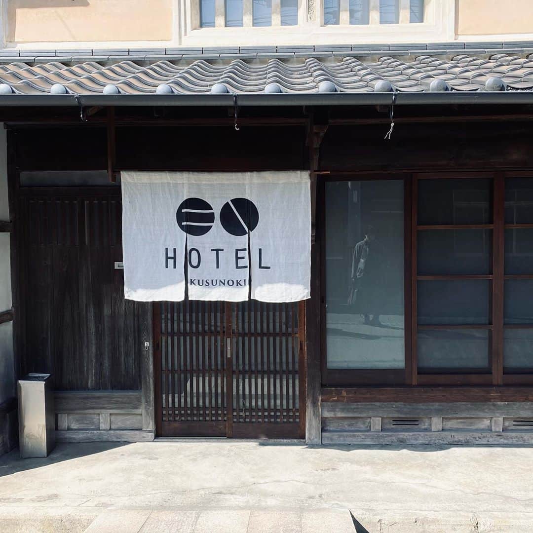 SHIORIのインスタグラム：「✔︎KUSUNOKI . . . 先日はきなこもち🐶と一緒に兵庫県に旅行っ🚘💕 . . わんこも泊まれる古民家リノベーションの一棟貸し🥺❤️ @takedacastle_en  . . めちゃめちゃ広かった！！！ きなこもちは大はしゃぎ。 もうこれだけで私は幸せです🐶💕 . しかもここ、 「極」のグループホテルでご飯はもちろんとってもおいしかった🥰 大満足っ！✧ . . . #EN #KUSUNOKI #関西 #関西旅行 #gotoキャンペーン #gotoトラベルキャンペーン #わんこのいる生活 #わんこと泊まれる宿 #わんこと旅行 #わんことお出かけ」