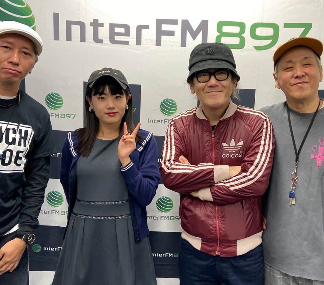 のインスタグラム：「ハイ！エブリバディ😊この後9時からラジオありまーす！先週末からのリピート。ゲストにChildish Tonesのネモト船長にフィーチャリングな宇佐蔵べにちゃん🎶ラブリー・ポッピー・ヘブンリーな新作で🙋‍♂️#kenrocksnite #interfm897 #チャルトン」