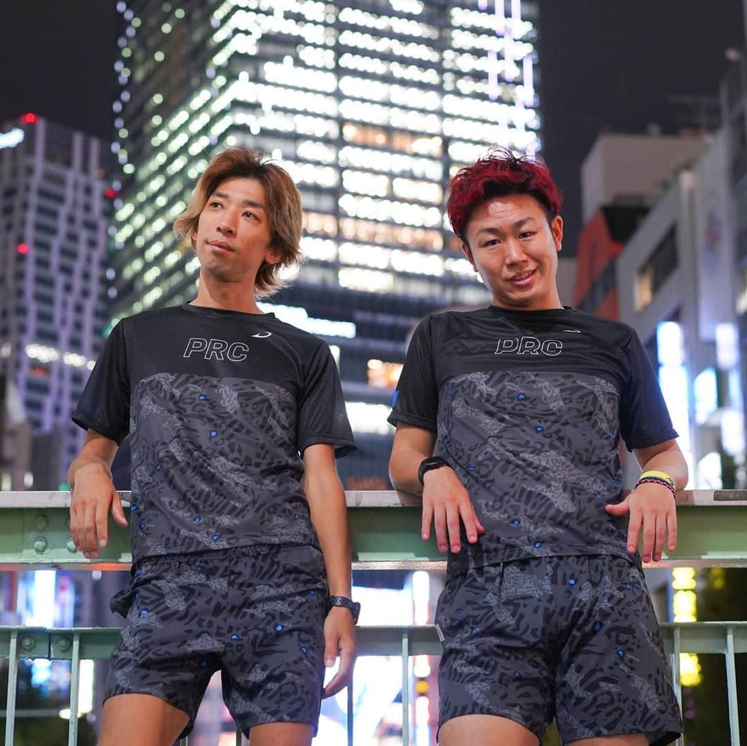 竹本カズキのインスタグラム：「【YouTube】 チャンネル登録者1万人突破記念✨  🎽ポップラインユニフォーム🎽  期間限定発売！  詳しくはプロフィール欄のURLから飛んで下さい‼︎  販売期間 10/25(日)18:00〜11/8(日)23:59迄  ↓商品説明動画はコチラ↓ https://youtu.be/N7MWx3-DSts  ↓ご購入はコチラ↓ https://pin-cart.com/popline  #ご質問はDMへ #ポップラインのランニング魂 #DVELOP   写真撮影(@tachyon_mitoya)  #フォトアーキビスト #photoarchivist  #mitoya  #ランニング #ランニング男子  #ランニング初心者  #ランニングウェア  #マラソンウェア #マラソン初心者」