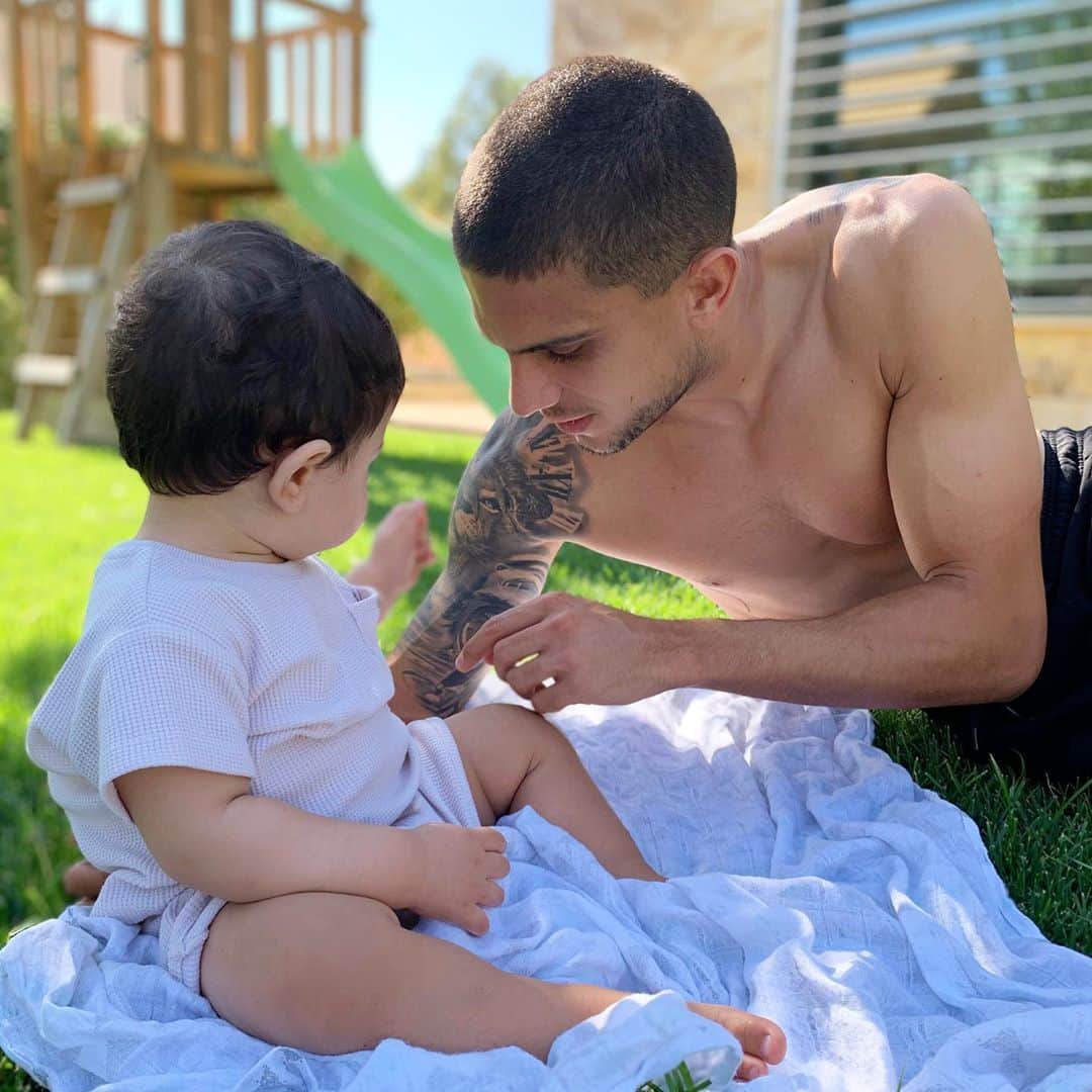 マルク・バルトラのインスタグラム：「Alguien cumple 1 año de vida hoy... 🎂 No puedo quererlo más! 😍🌟 #Max #BirthdayBoy #Testimo 1️⃣🎉」