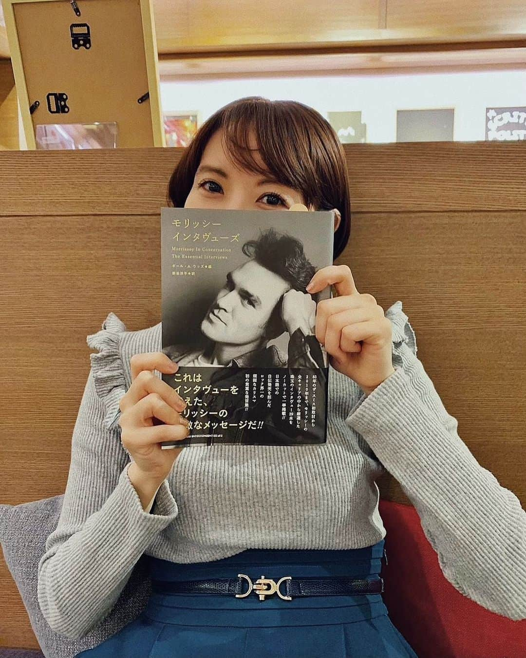 Sakuさんのインスタグラム写真 - (SakuInstagram)「私の大好きなモリッシーについて。﻿ ﻿ The Smithsとの出逢いは高校3年生の時。﻿ 映画『(500)日のサマー』にときめき、﻿ 友達がサントラを貸してくれたことがきっかけでした。﻿ ﻿ 劇中曲にもなっている、﻿ "There Is a Light That Never Goes Out"﻿ "Please, Please, Let Me Get What I Want"。﻿ 数えられないほど聴き込んだサントラ💿﻿ ﻿ それから他の曲も聴くようになり、﻿ 気づけばモリッシーの虜に🤦🏻‍♀️﻿ ﻿ それまで私は自分の声に特徴がないことが悩みで、﻿ 初めてモリッシーの歌声を聴いた時﻿ 自分の世界観を表現している﻿ モリッシーの歌声に心を動かされました。﻿ ﻿ もしもThe Smithsが解散する前に﻿ ワープすることが出来るならしたいと何度も思った。﻿ ﻿ まだ読み終えていないけど、﻿ ひとつひとつの言葉がぐさぐさ心に響く....﻿ モリッシーの心にじっくり触れたいと思います。 ﻿ #500daysofsummer ﻿#soundtracks #thesmiths﻿ #morrissey﻿ #book #roughtrade #500日のサマー」10月26日 20時20分 - somewhere_saku